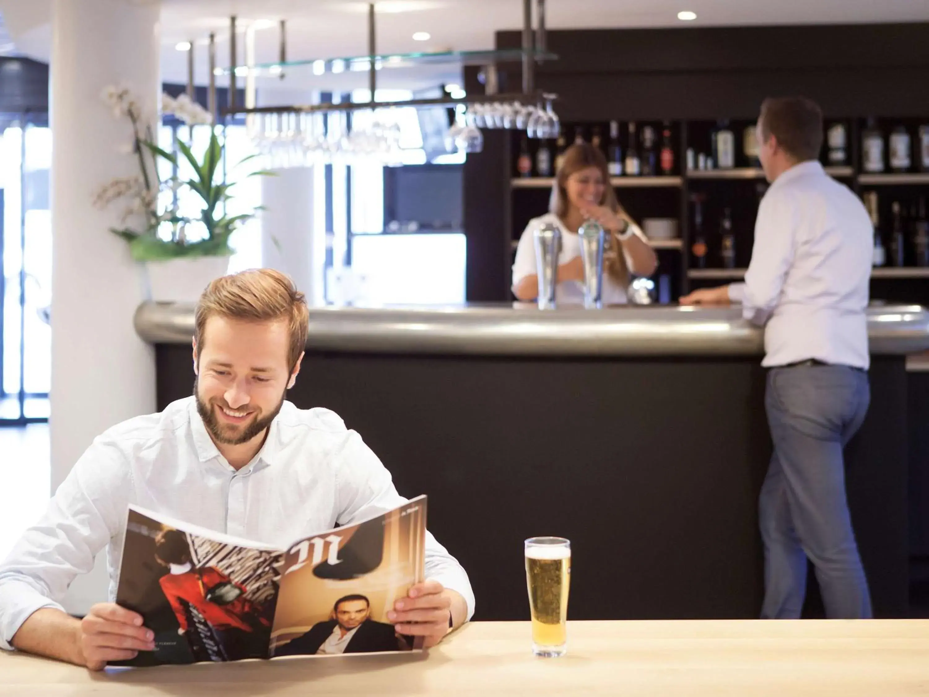 Lounge or bar, Staff in Novotel Suites Paris Stade de France