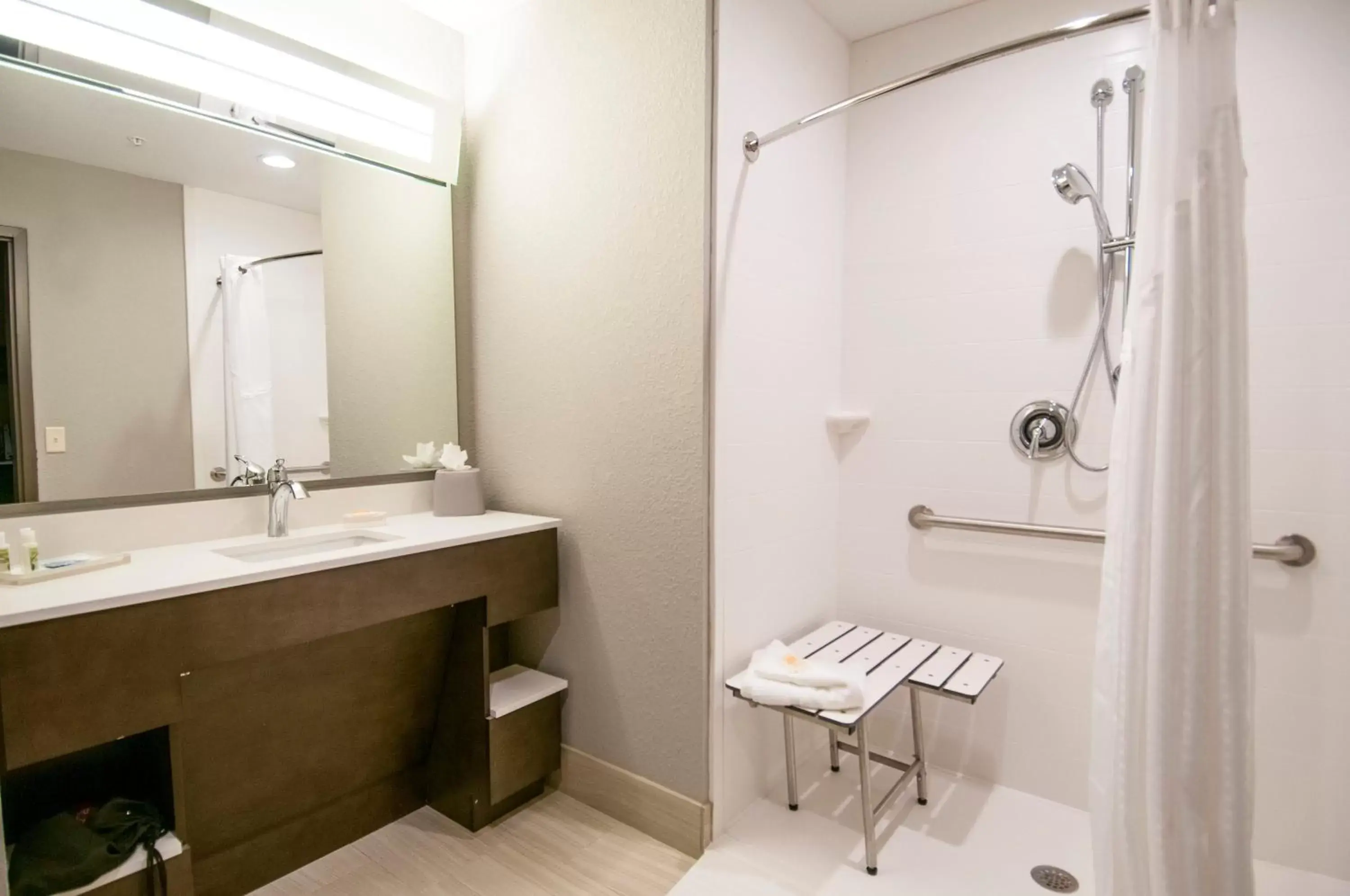 Photo of the whole room, Bathroom in Holiday Inn - New Orleans Airport North, an IHG Hotel