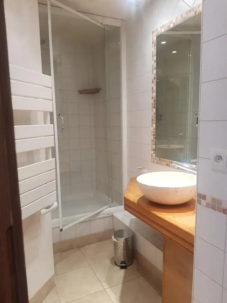 Bathroom in Hôtel Restaurant Angival - Chambres et Appartement