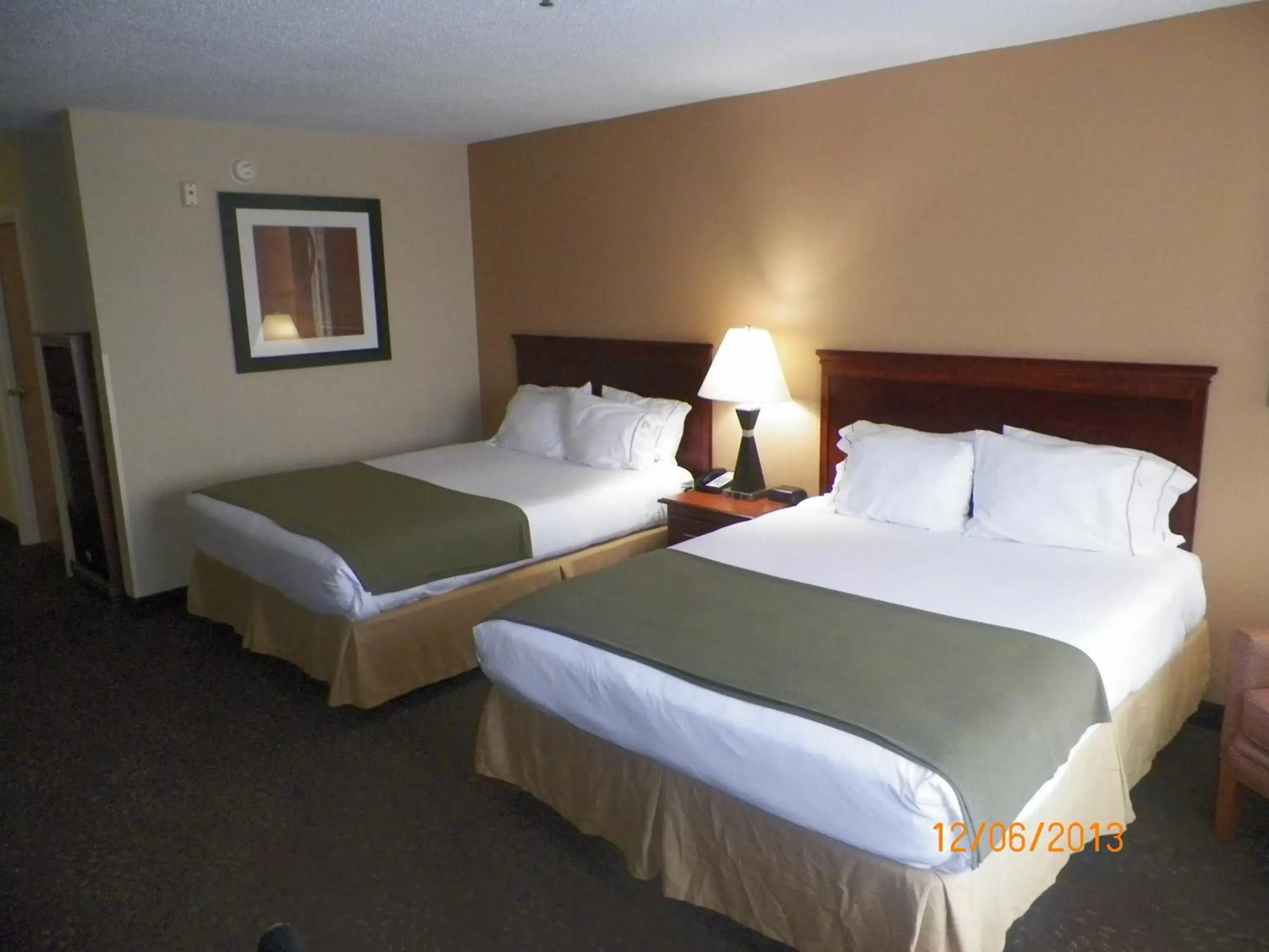 Photo of the whole room, Bed in Holiday Inn Express Hotel & Suites Forest, an IHG Hotel