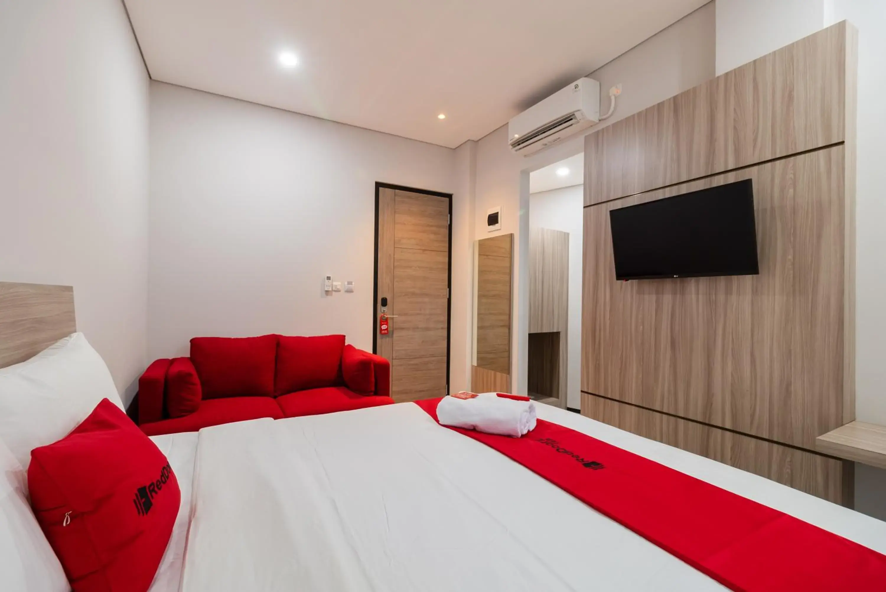 Property building, Bed in RedDoorz Plus near Senayan City Property building, Bed in RedDoorz Plus near Senayan City