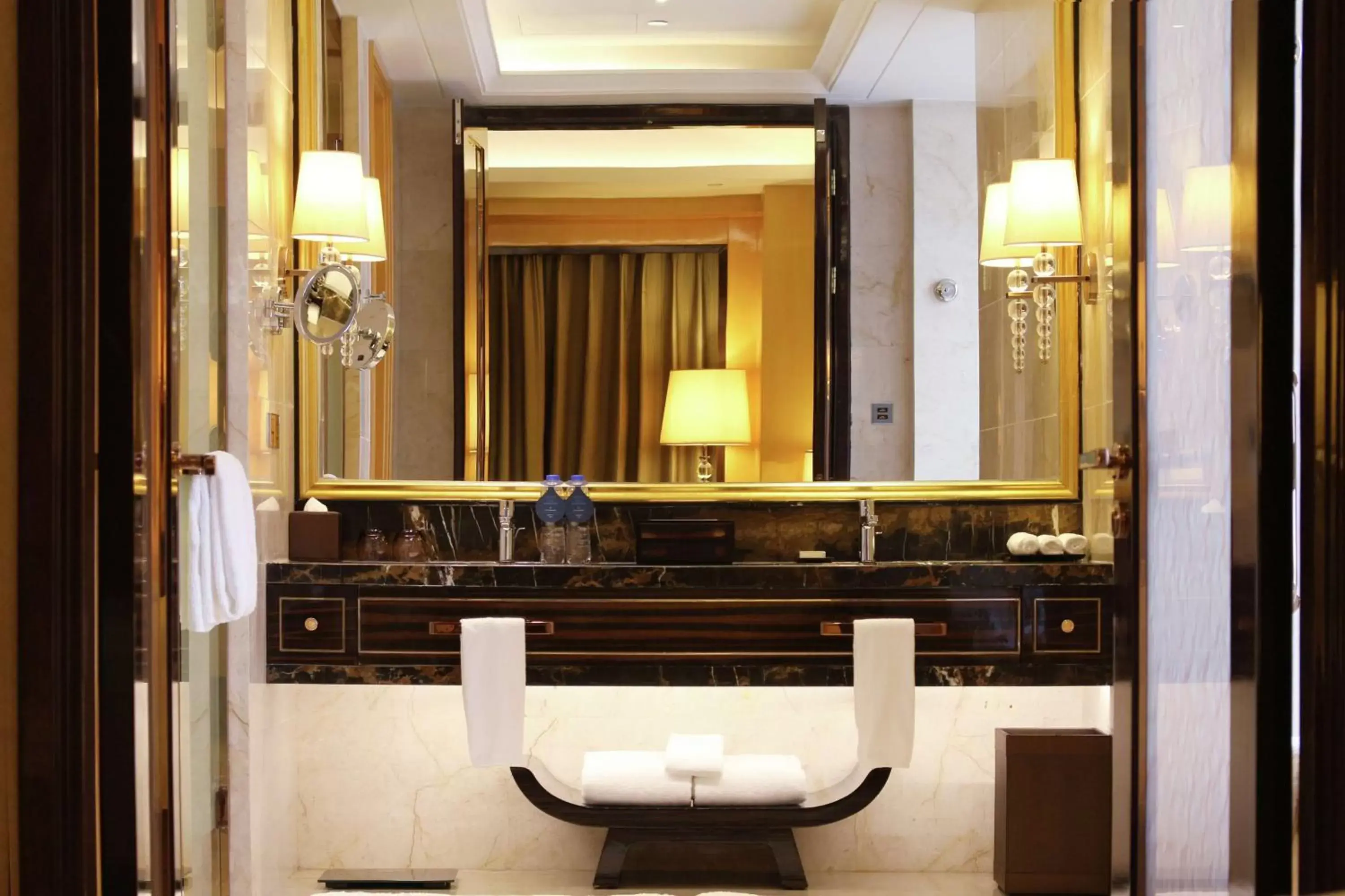 Bathroom in Hilton Zhengzhou