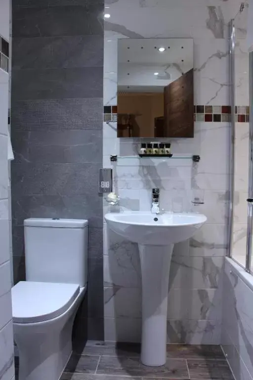 Bathroom in Cheshire Hotel Central London