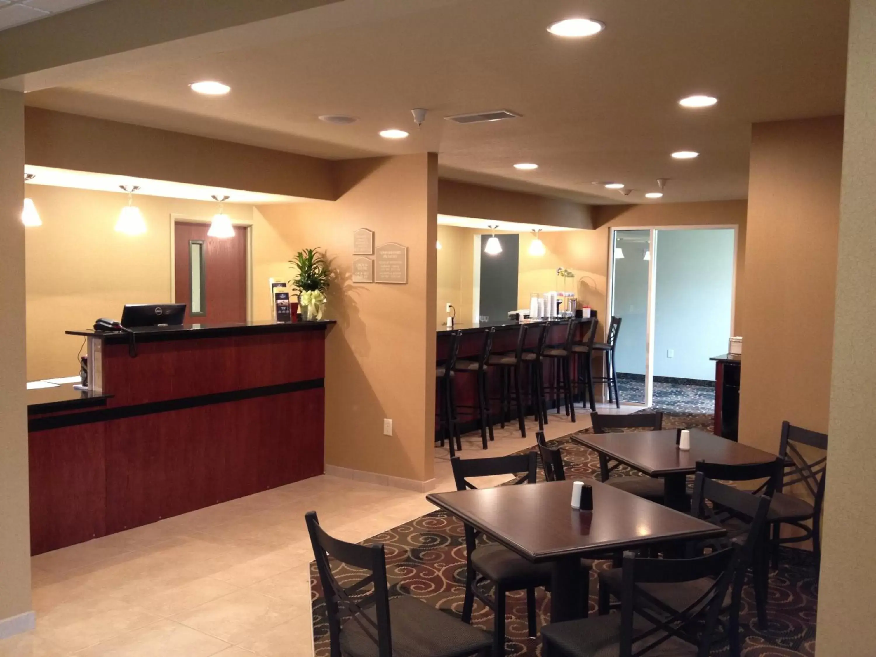 Lobby or reception, Restaurant/Places to Eat in Cobblestone Hotel & Suites - Newton