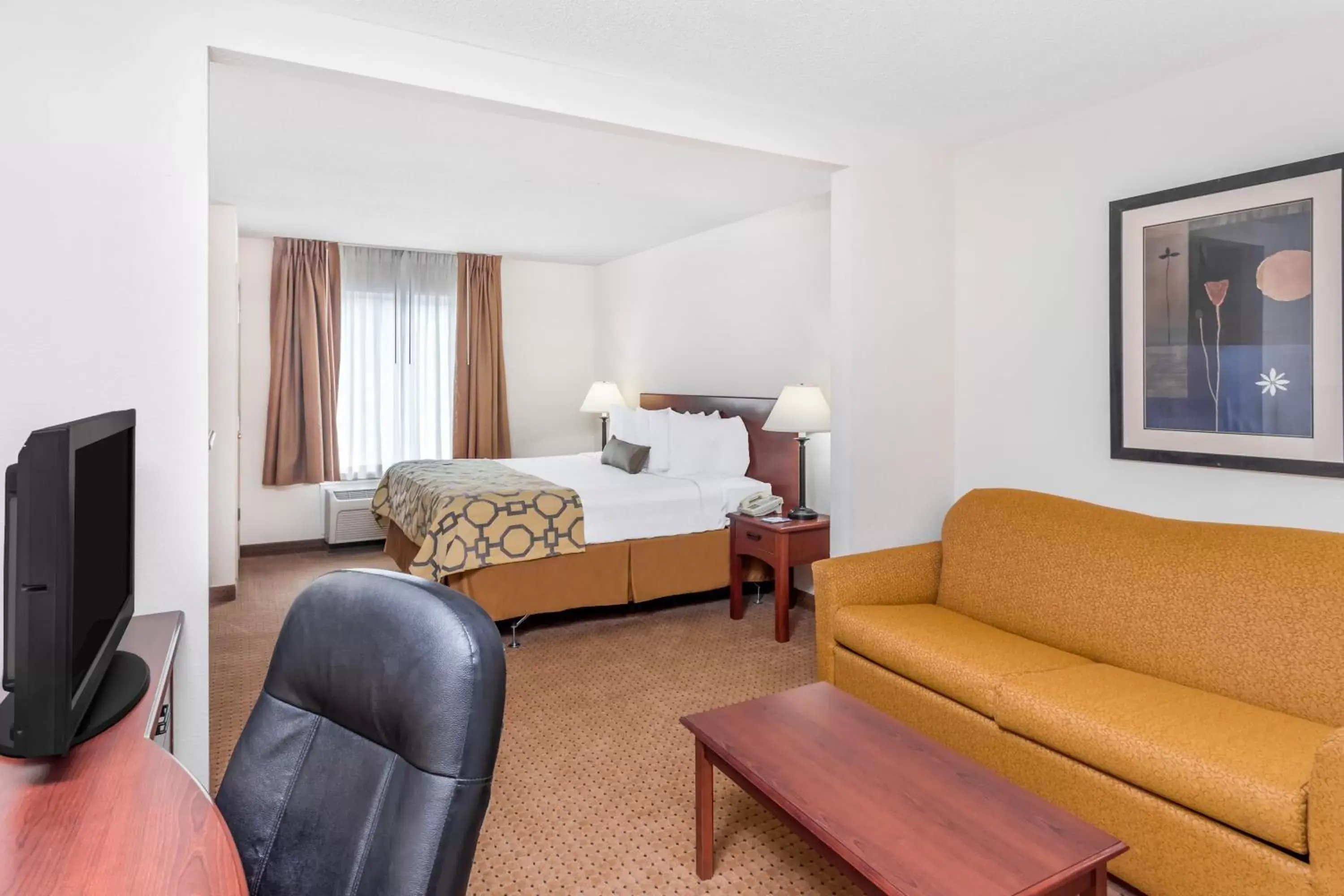 Living room, Bed in Baymont by Wyndham Cartersville Living room, Bed in Baymont by Wyndham Cartersville