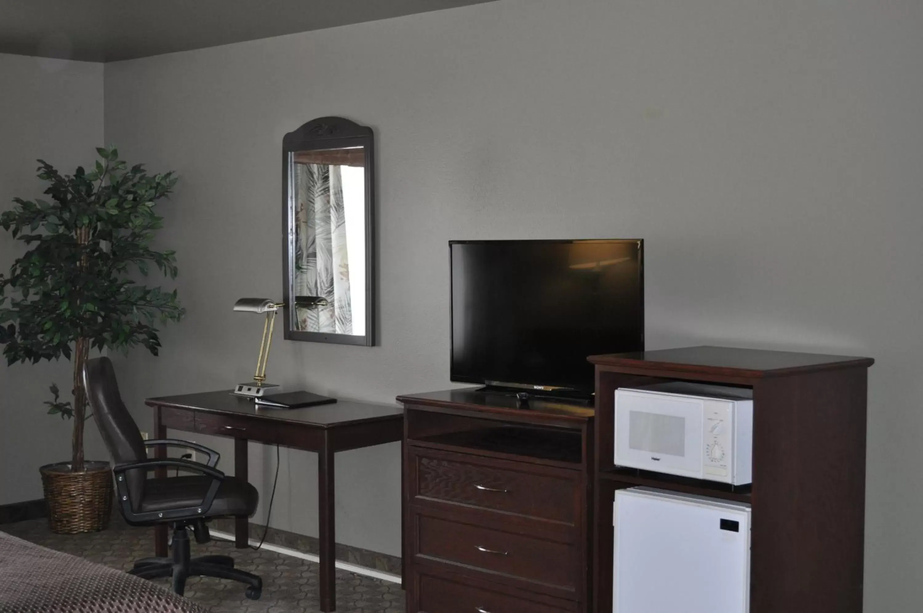 TV/Entertainment Center in Seaport Inn & Suites