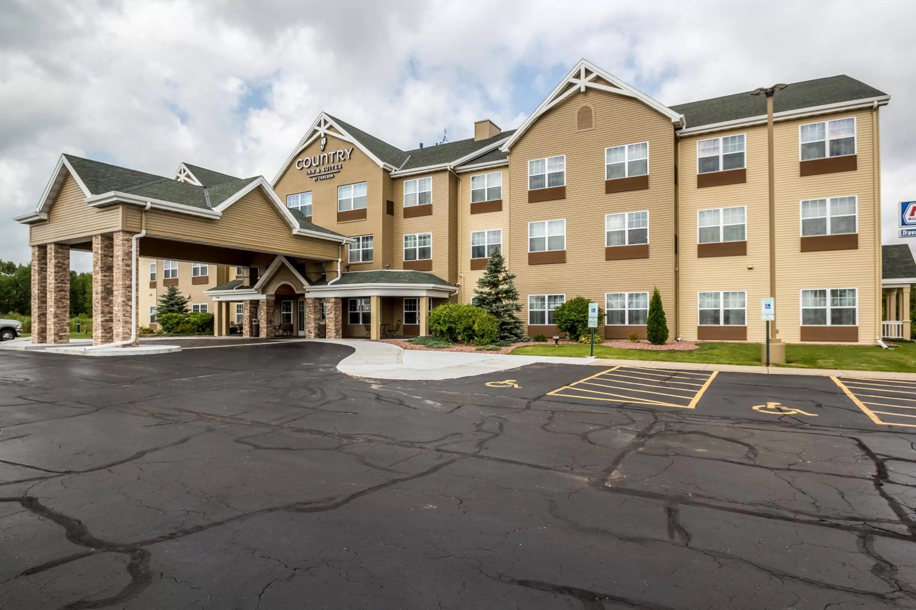 Facade/entrance in Country Inn & Suites by Radisson, Fond du Lac, WI