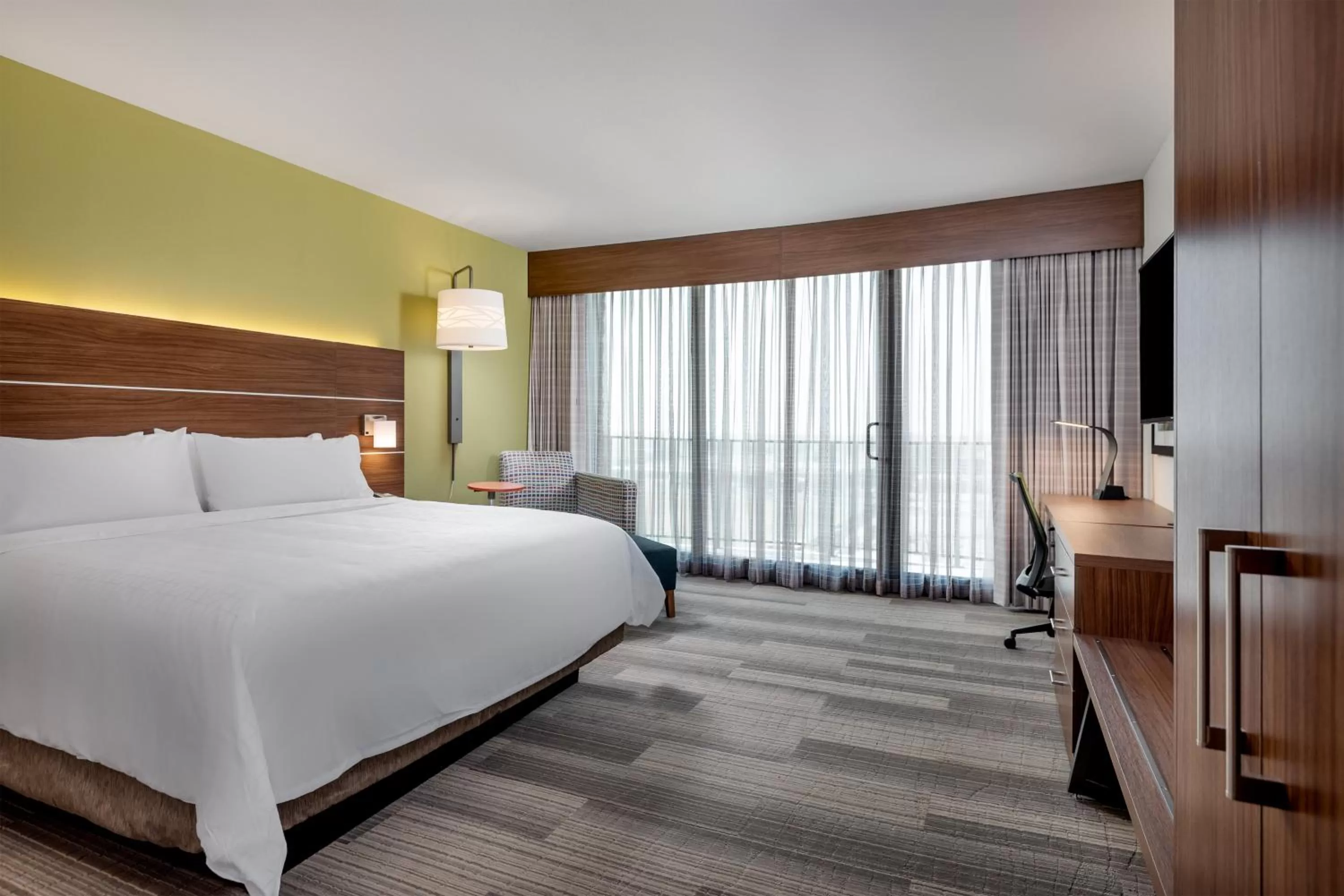 Bed in Holiday Inn Express & Suites Santa Ana - Orange County by IHG