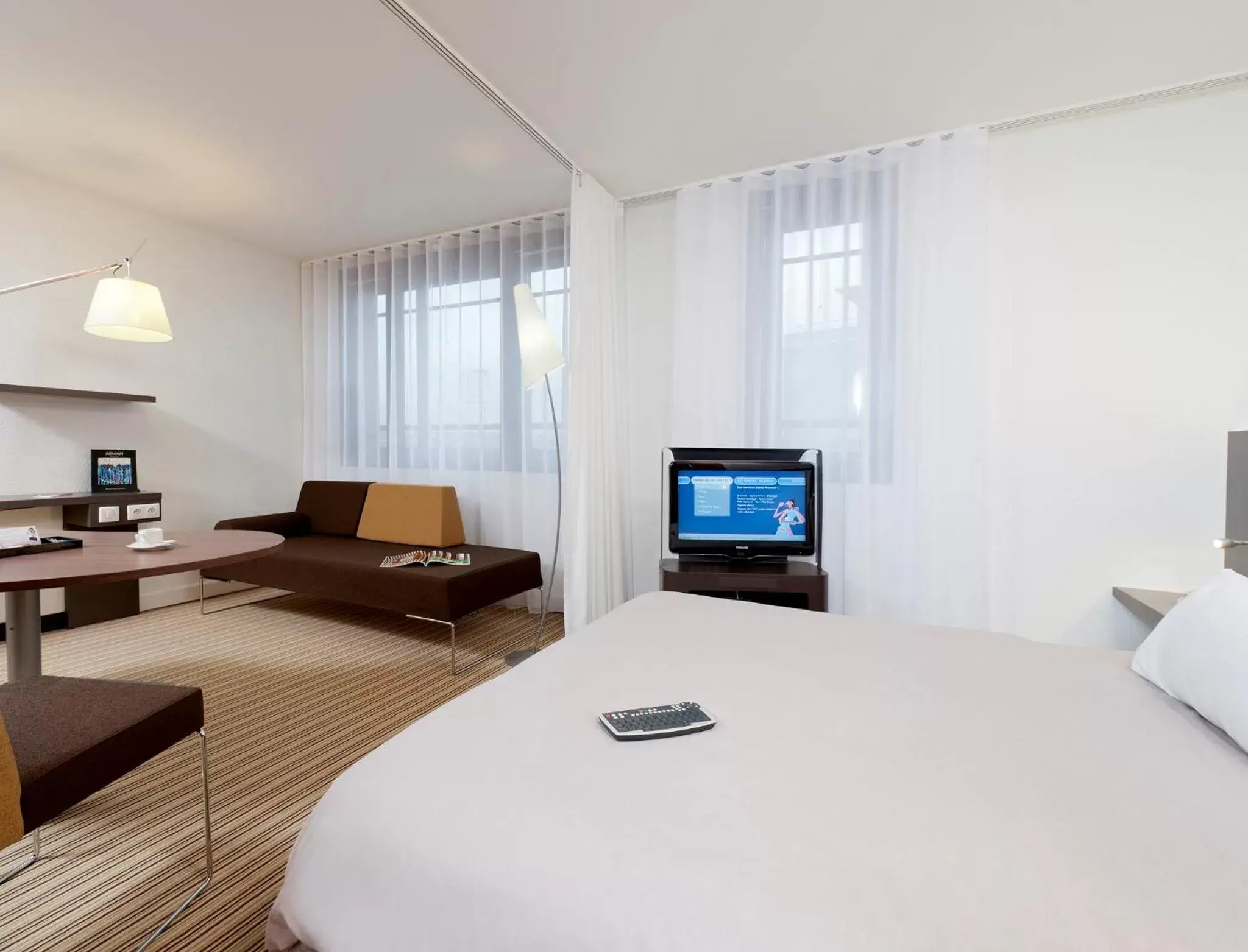 Bed, TV/Entertainment Center in Novotel Suites Lille Europe