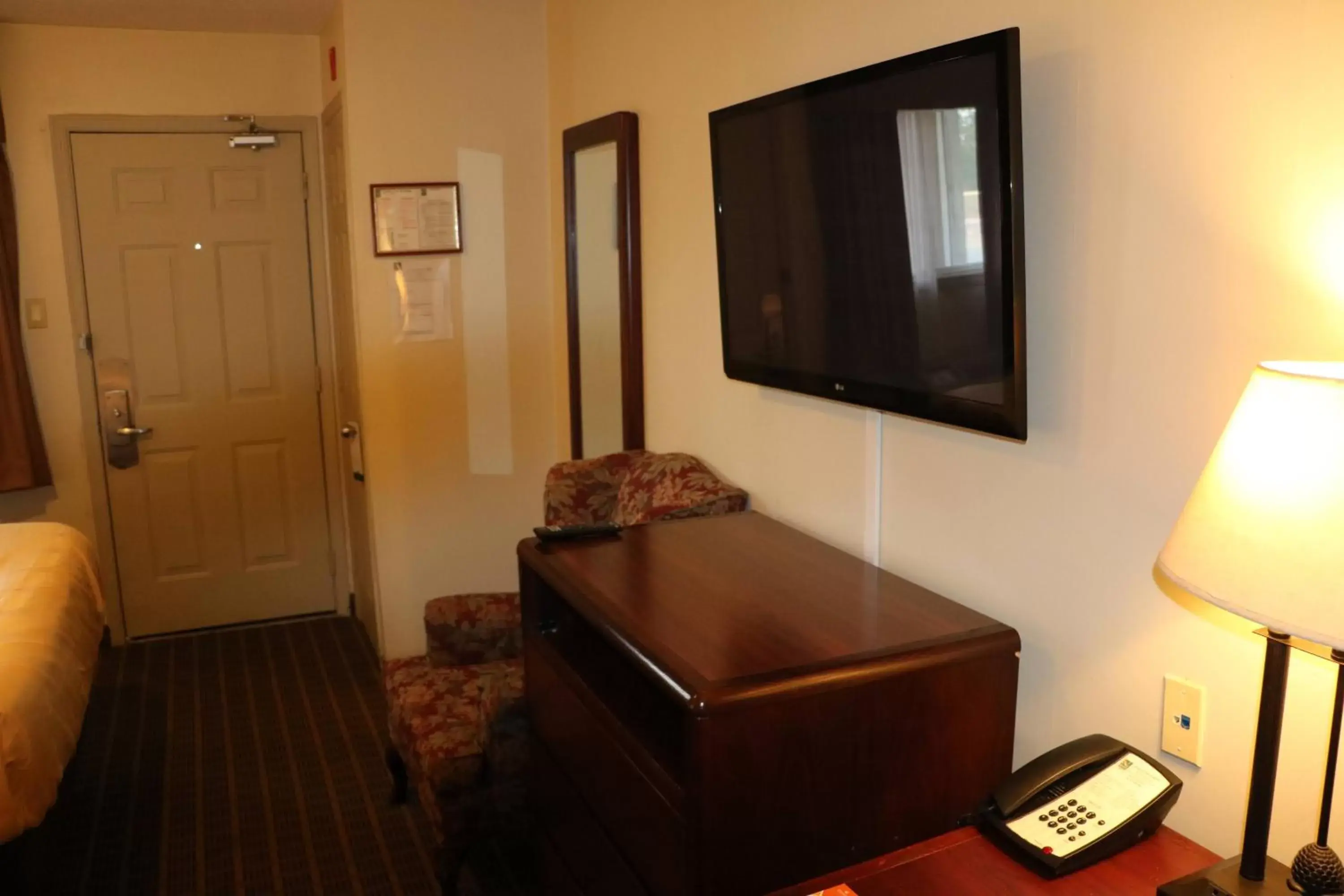 Living room, TV/Entertainment Center in Quality Inn & Suites 1000 Islands