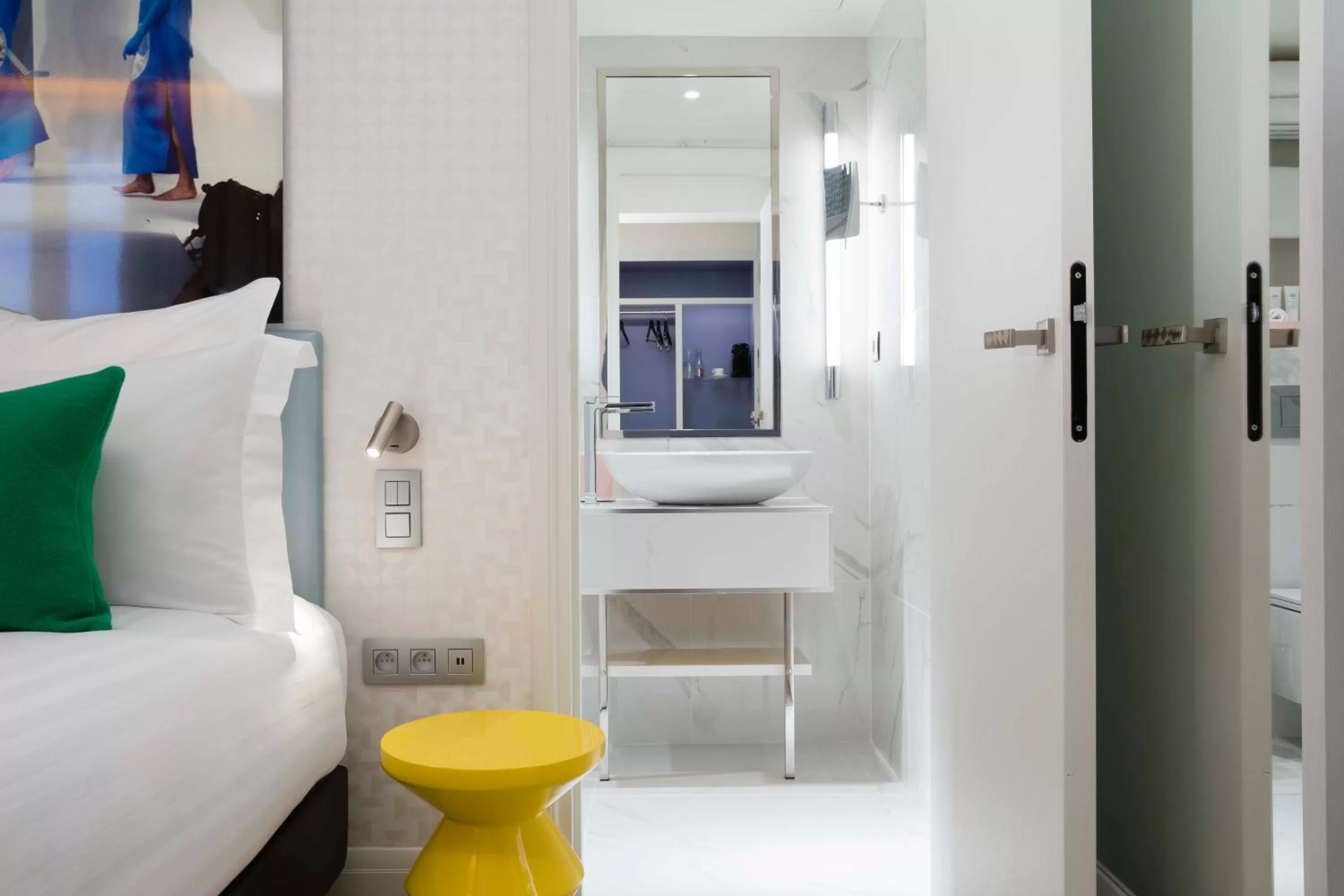 Bathroom, Bed in Hôtel Dress Code