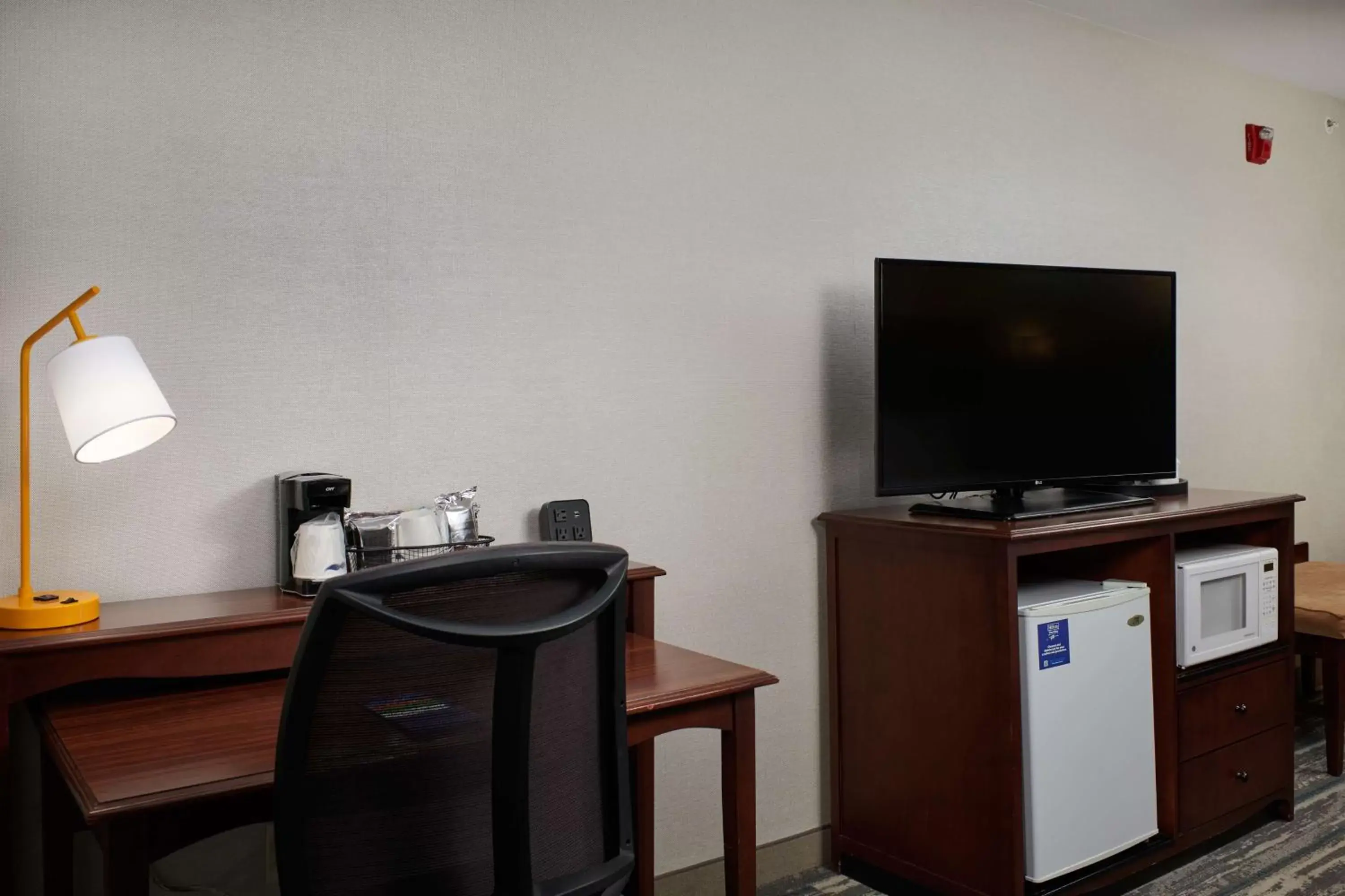 Bedroom, TV/Entertainment Center in Hampton Inn Helena