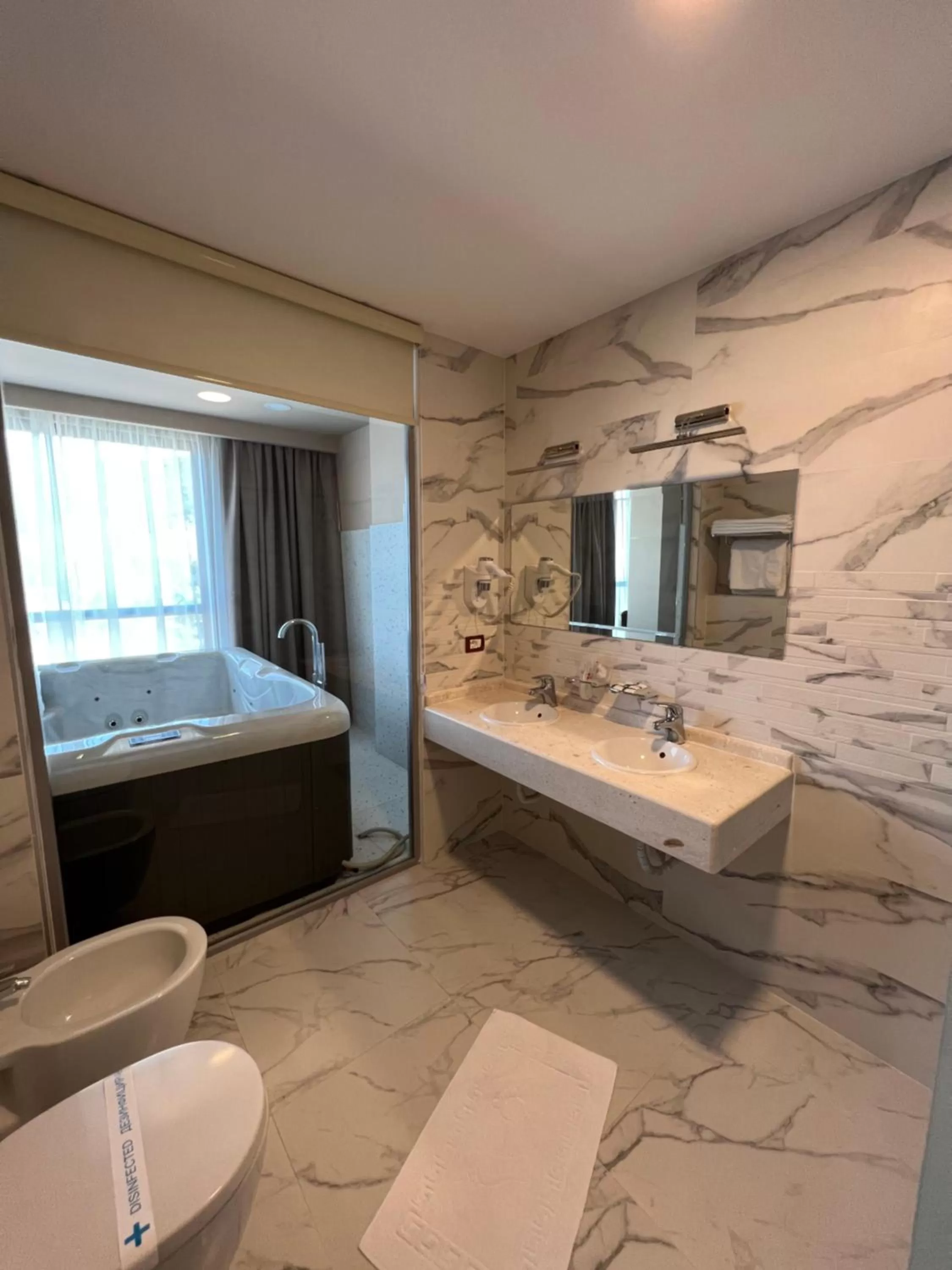 Bathroom in Hotel Millennium