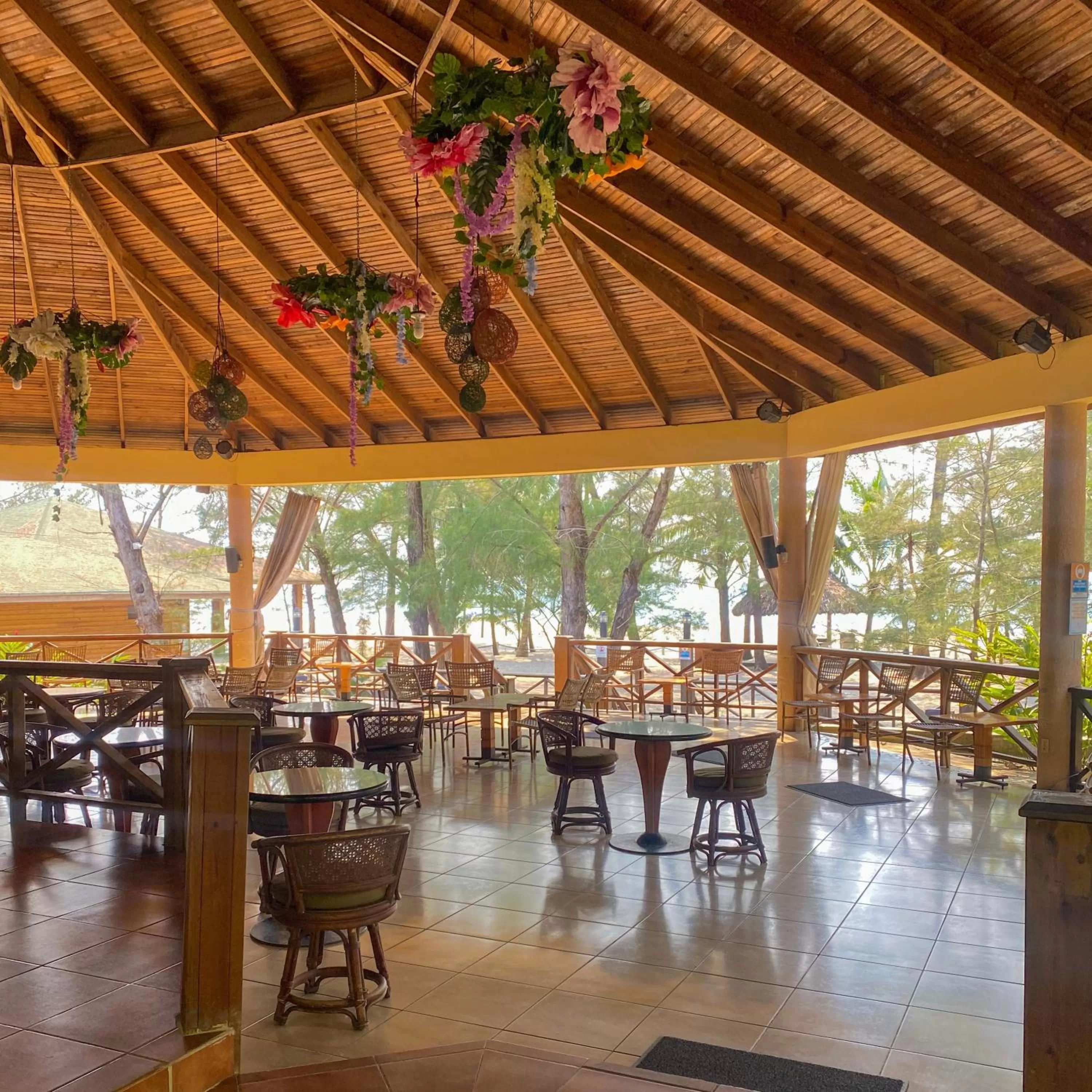 Restaurant/Places to Eat in La Ensenada Beach Resort