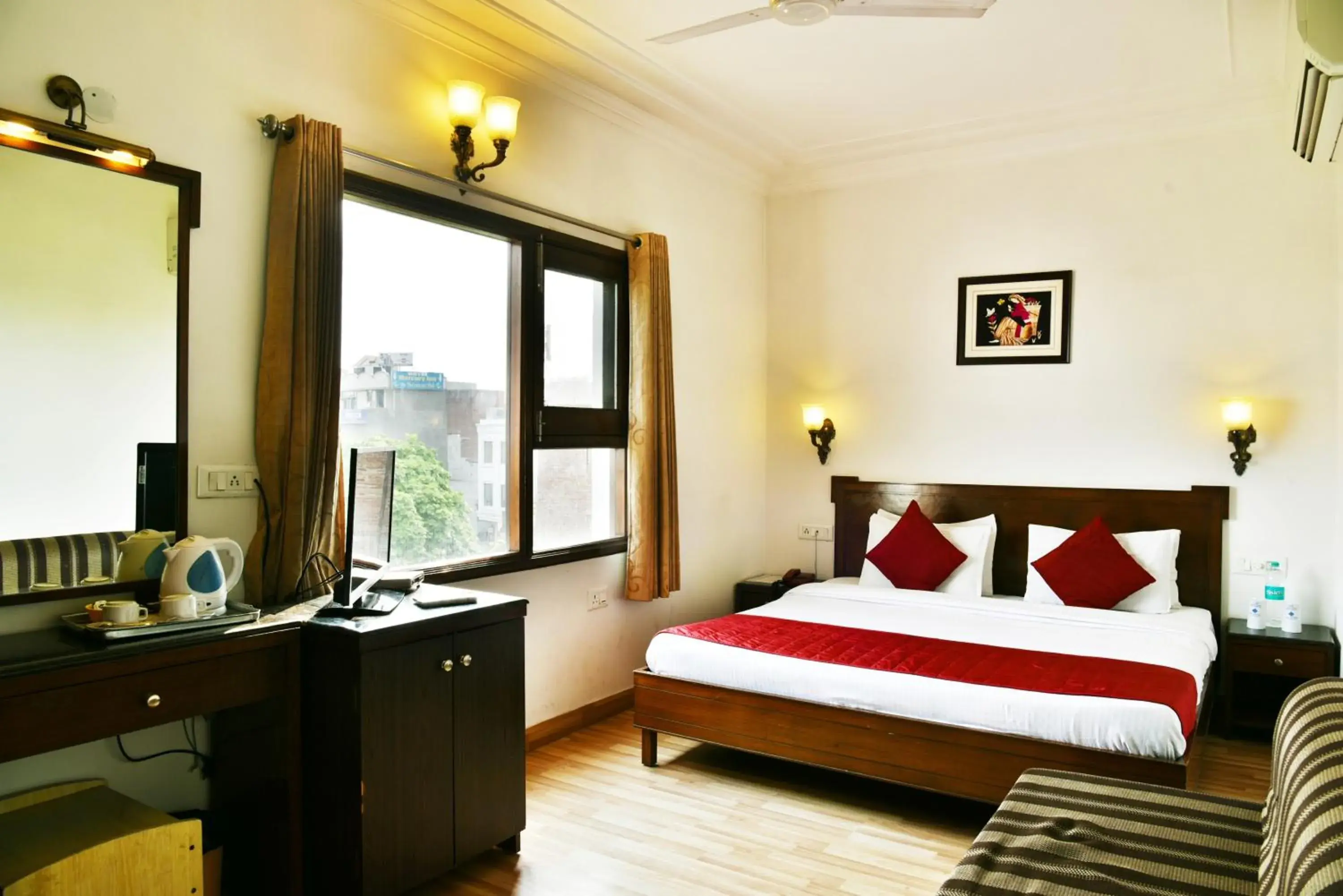 Bedroom, Bed in Hotel Sapphire Opposite Golden Temple
