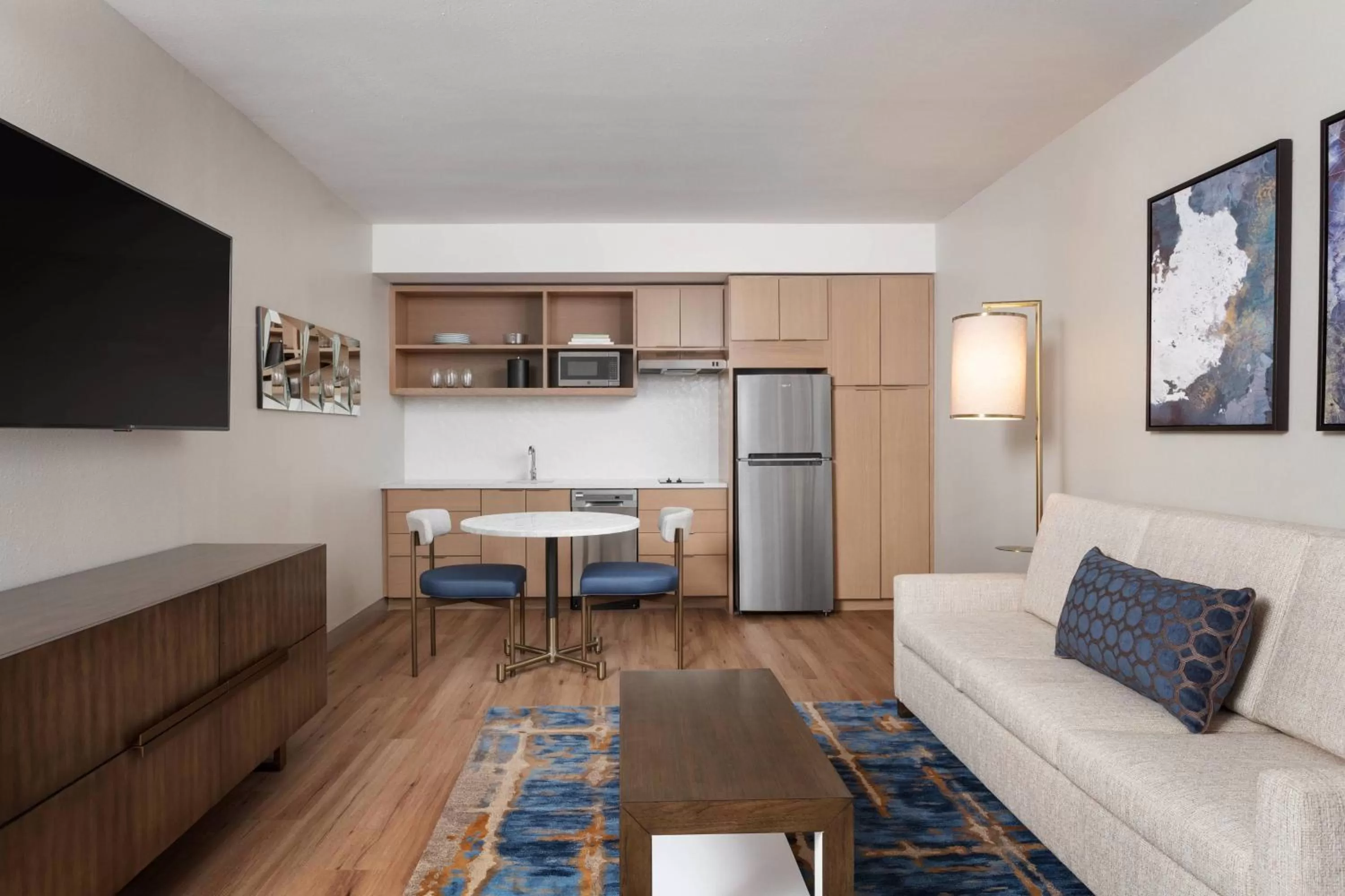 Living room in Delta Hotels by Marriott™ Virginia Beach Waterfront Suites