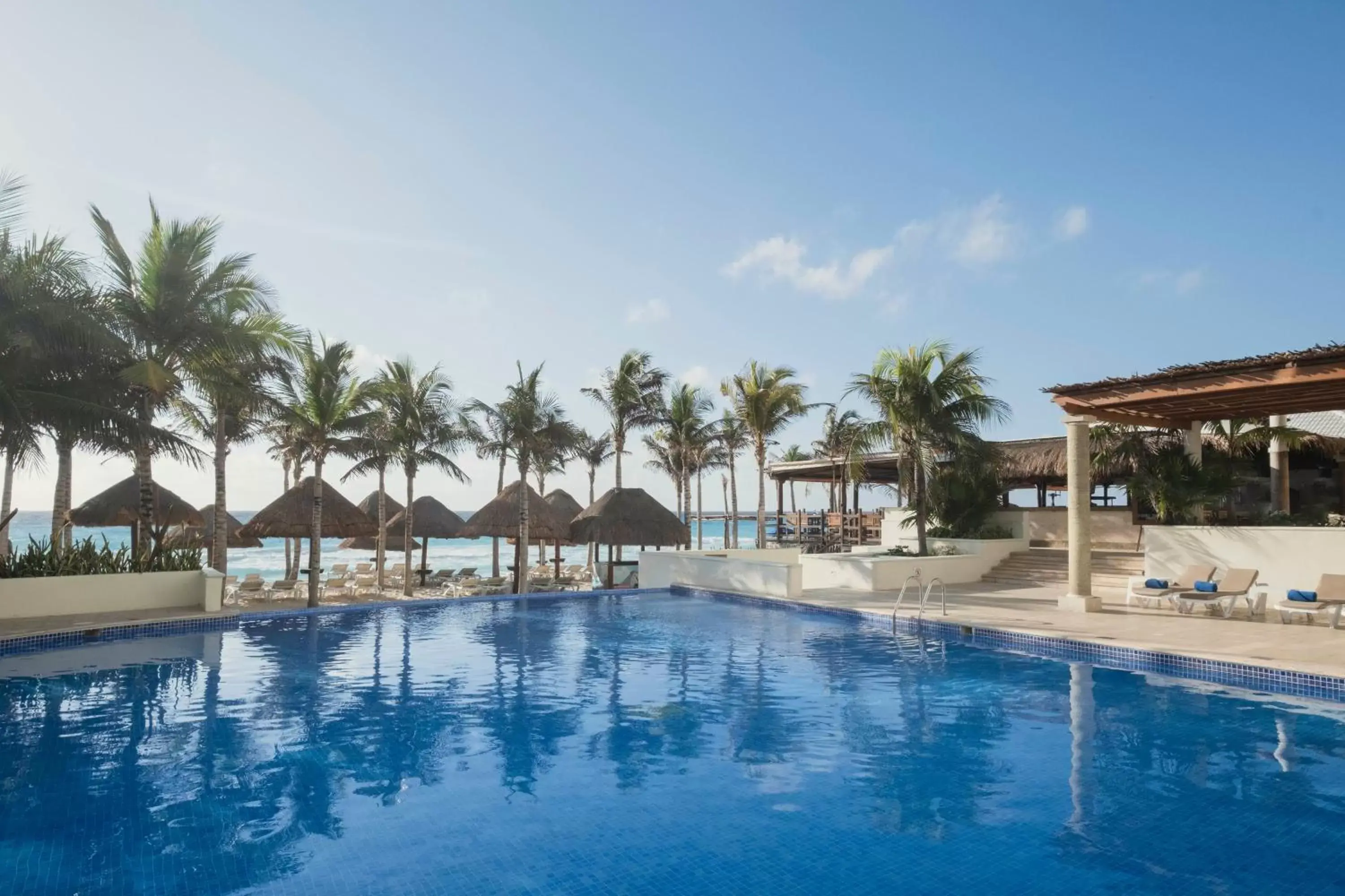 Swimming Pool in Hotel NYX Cancun