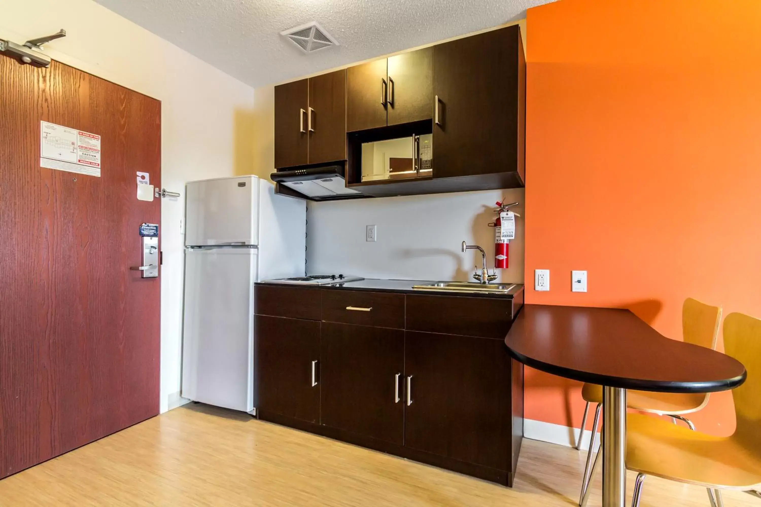 Kitchen or kitchenette, Kitchen/Kitchenette in Motel 6-Kingston, ON