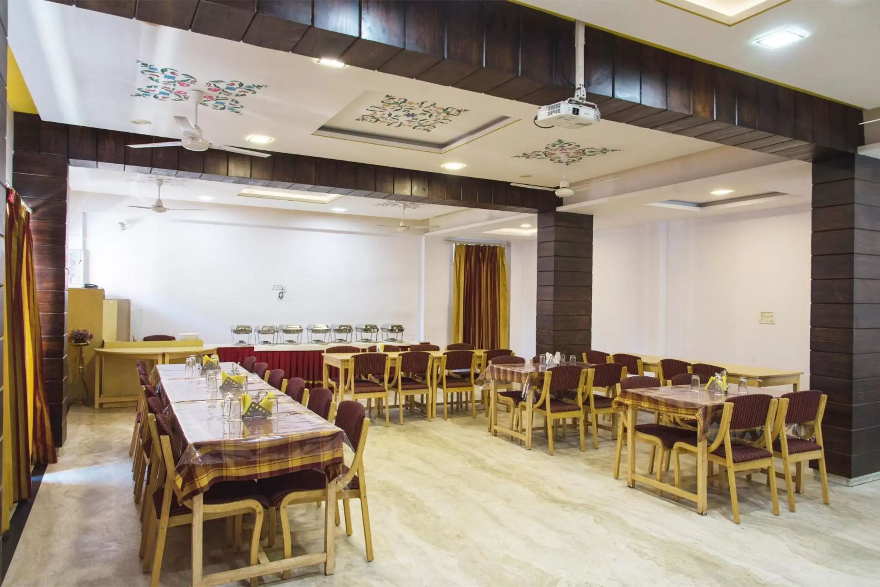 Restaurant/Places to Eat in Hotel Gorbandh