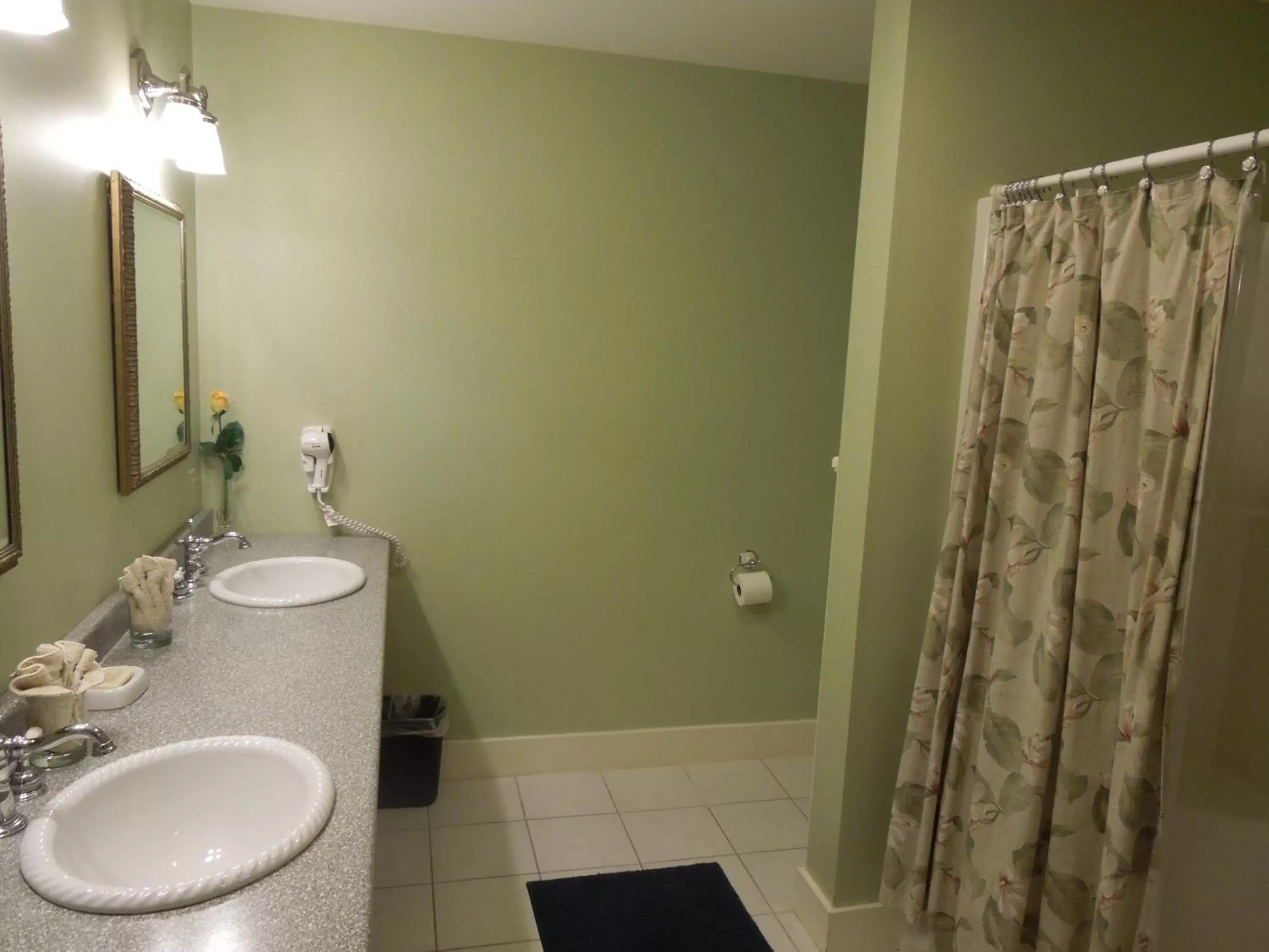 Bathroom in Kearsarge Inn