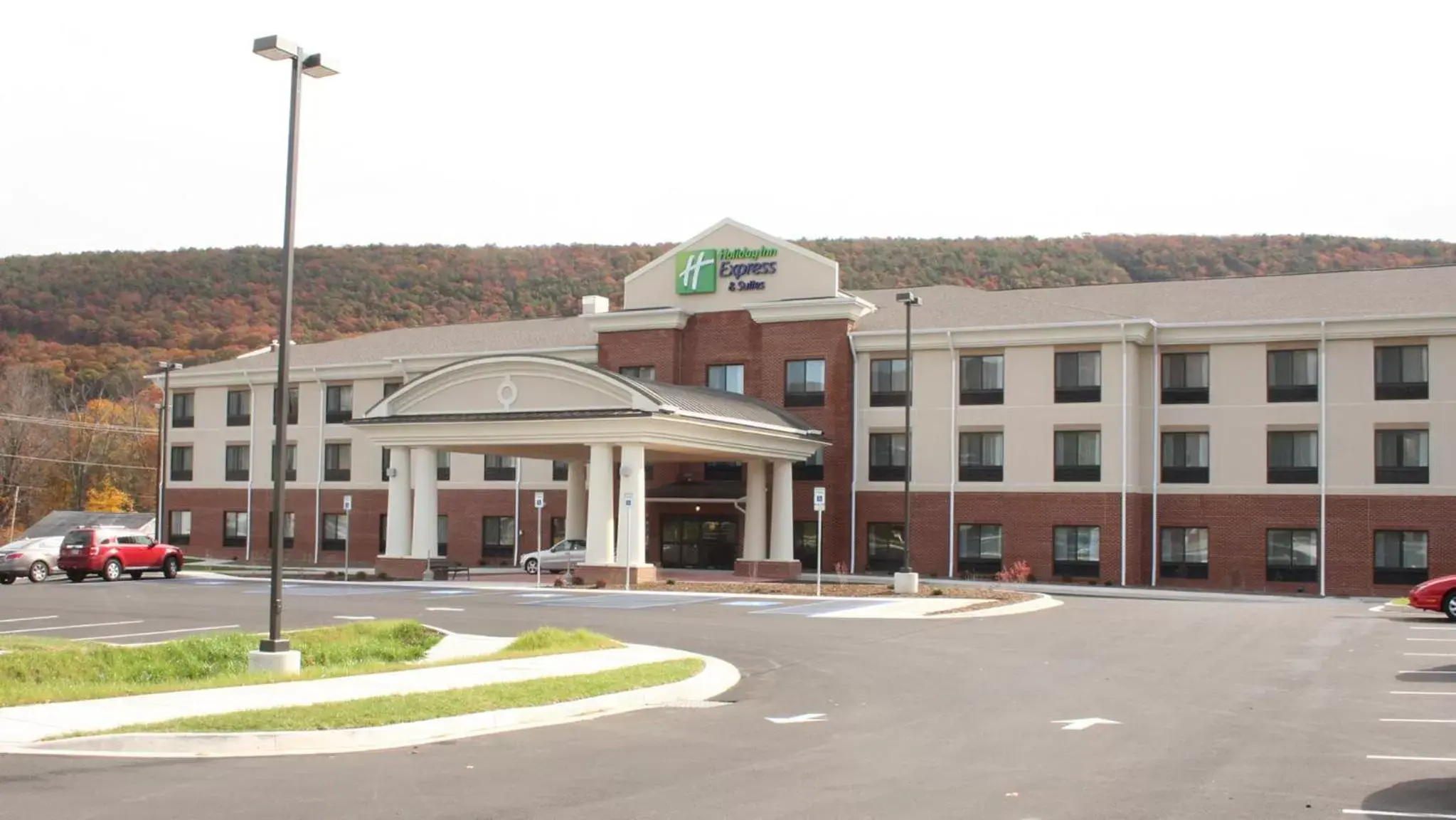 Property Building in Holiday Inn Express & Suites Cumberland - La Vale, an IHG Hotel