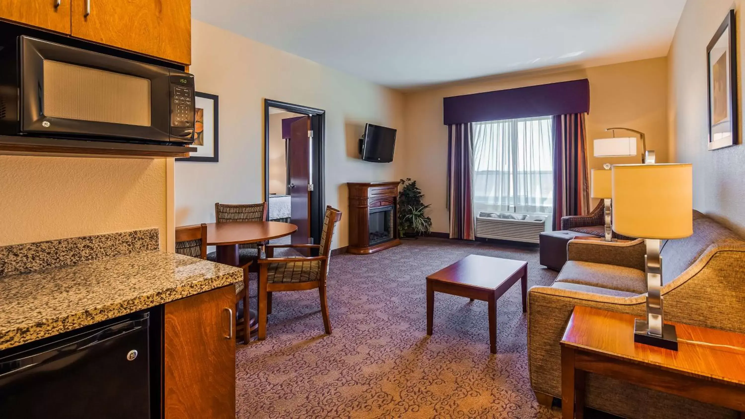 Photo of the whole room, TV/Entertainment Center in Best Western Plus Carousel Inn & Suites Burlington
