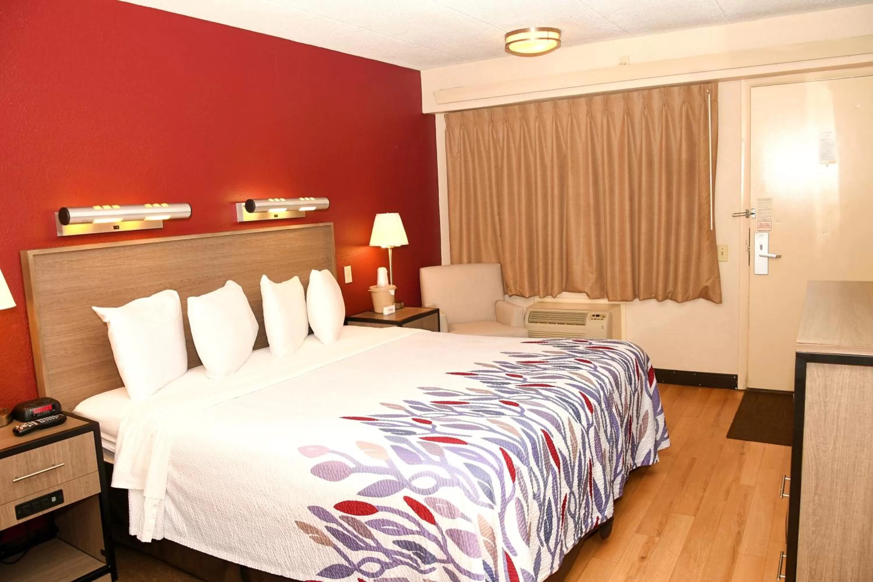 Bedroom, Bed in Red Roof Inn Richmond South