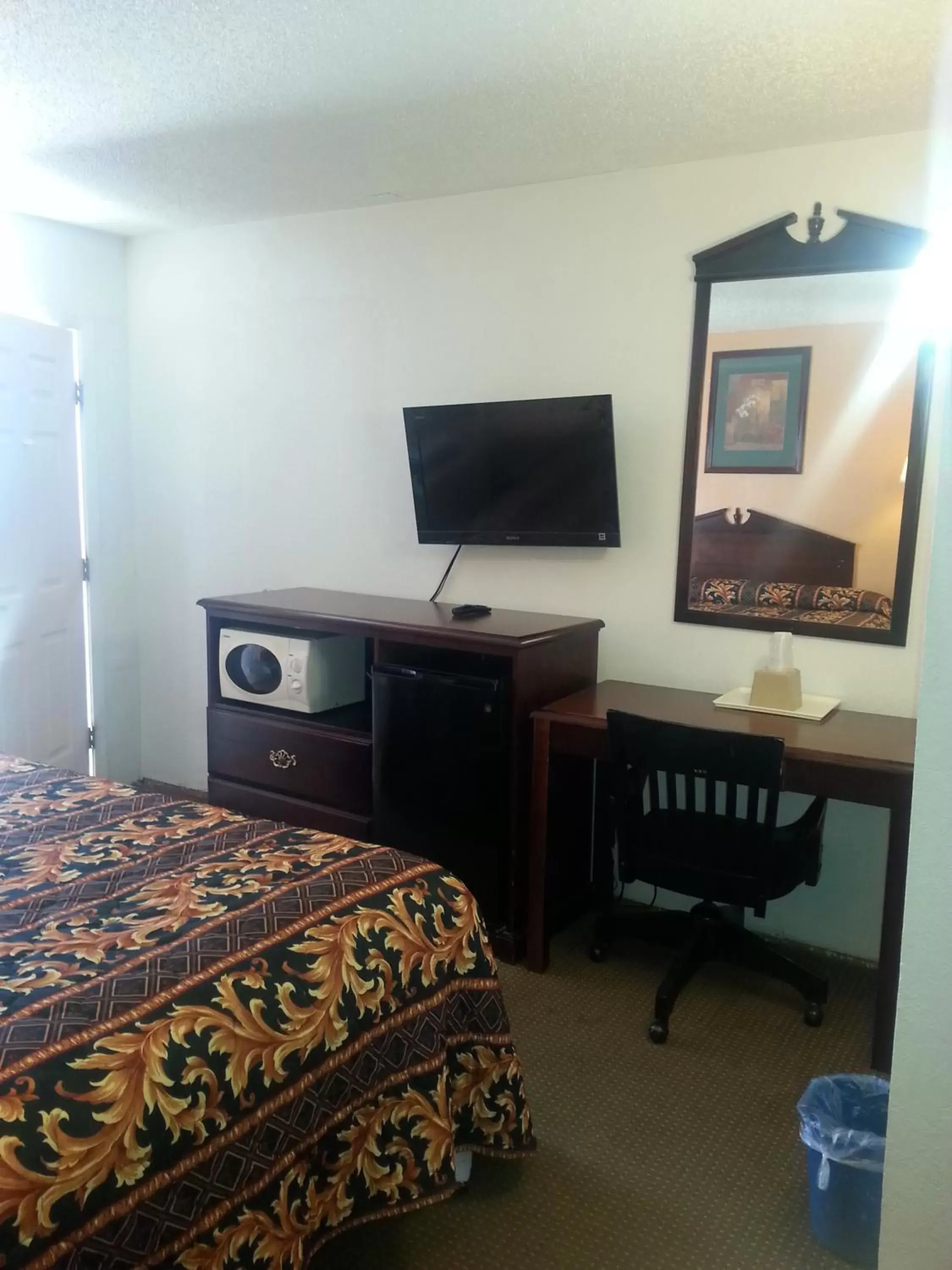 Photo of the whole room, TV/Entertainment Center in Budget Inn
