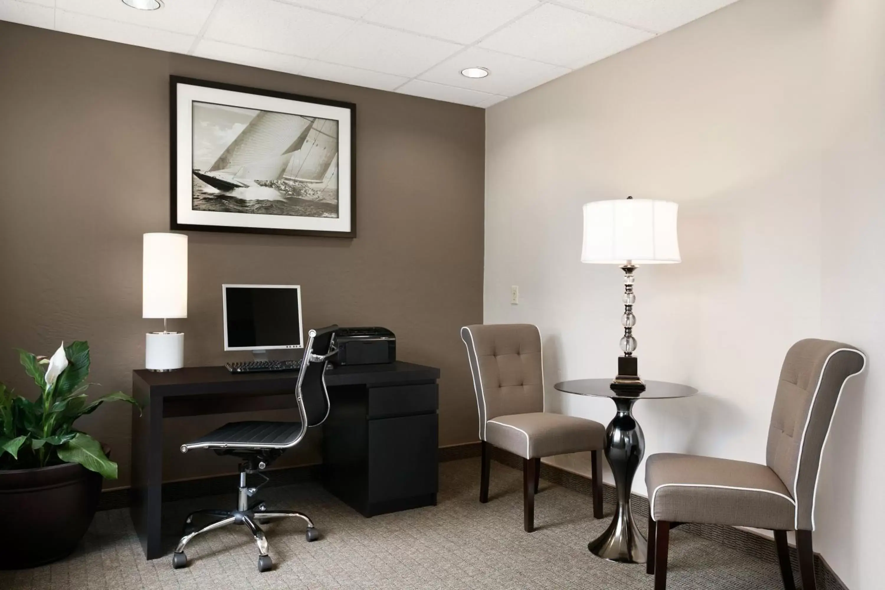 Business facilities in Super 8 by Wyndham Portland Airport