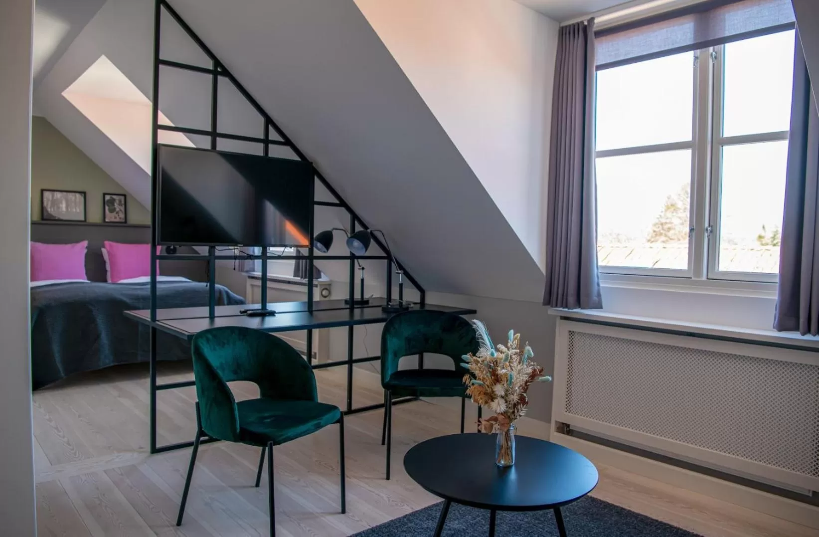 Living room, Bed in Hotel Fredensborg Store Kro