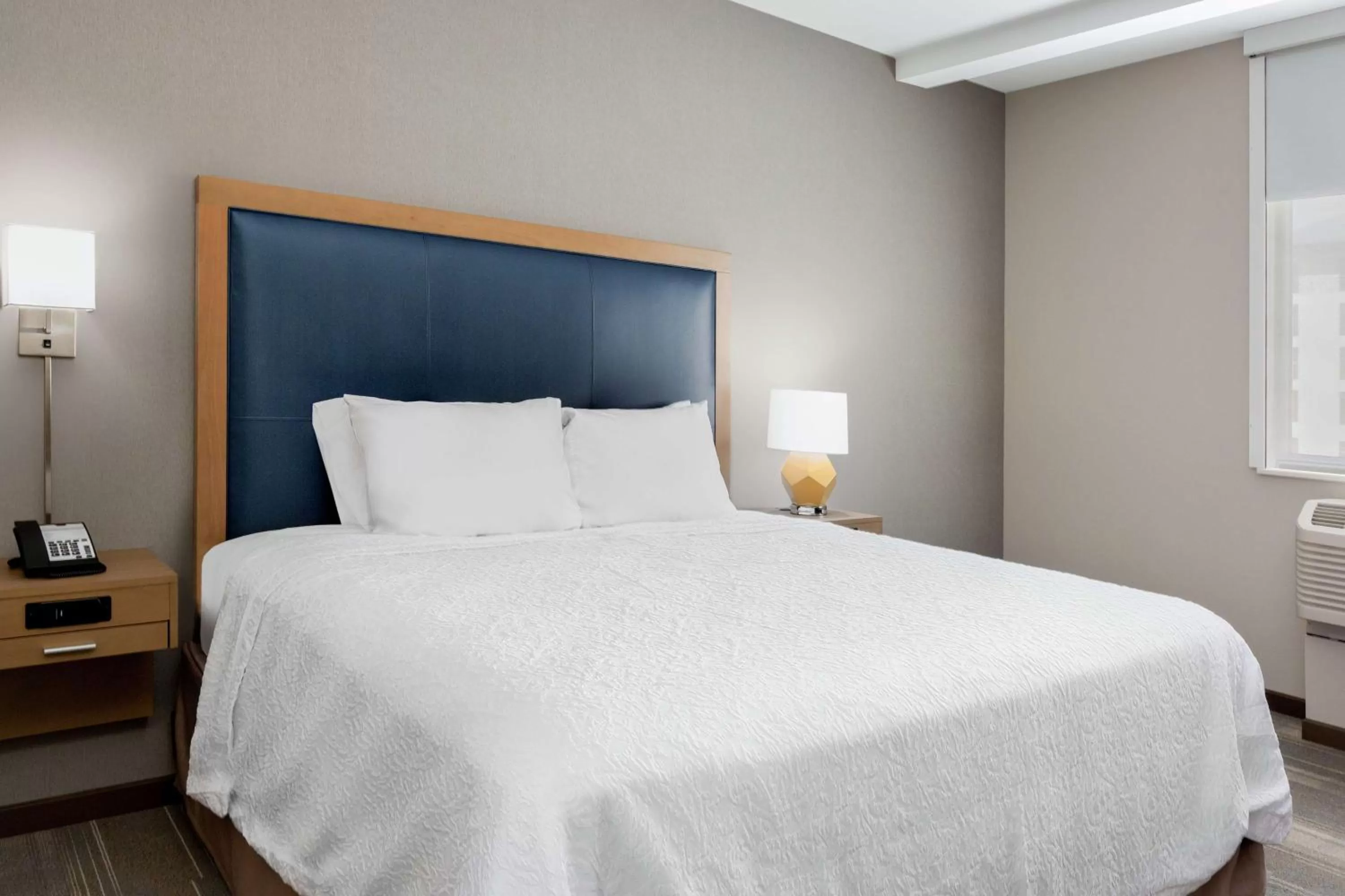 Bed in Hampton Inn & Suites San Diego Airport Liberty Station