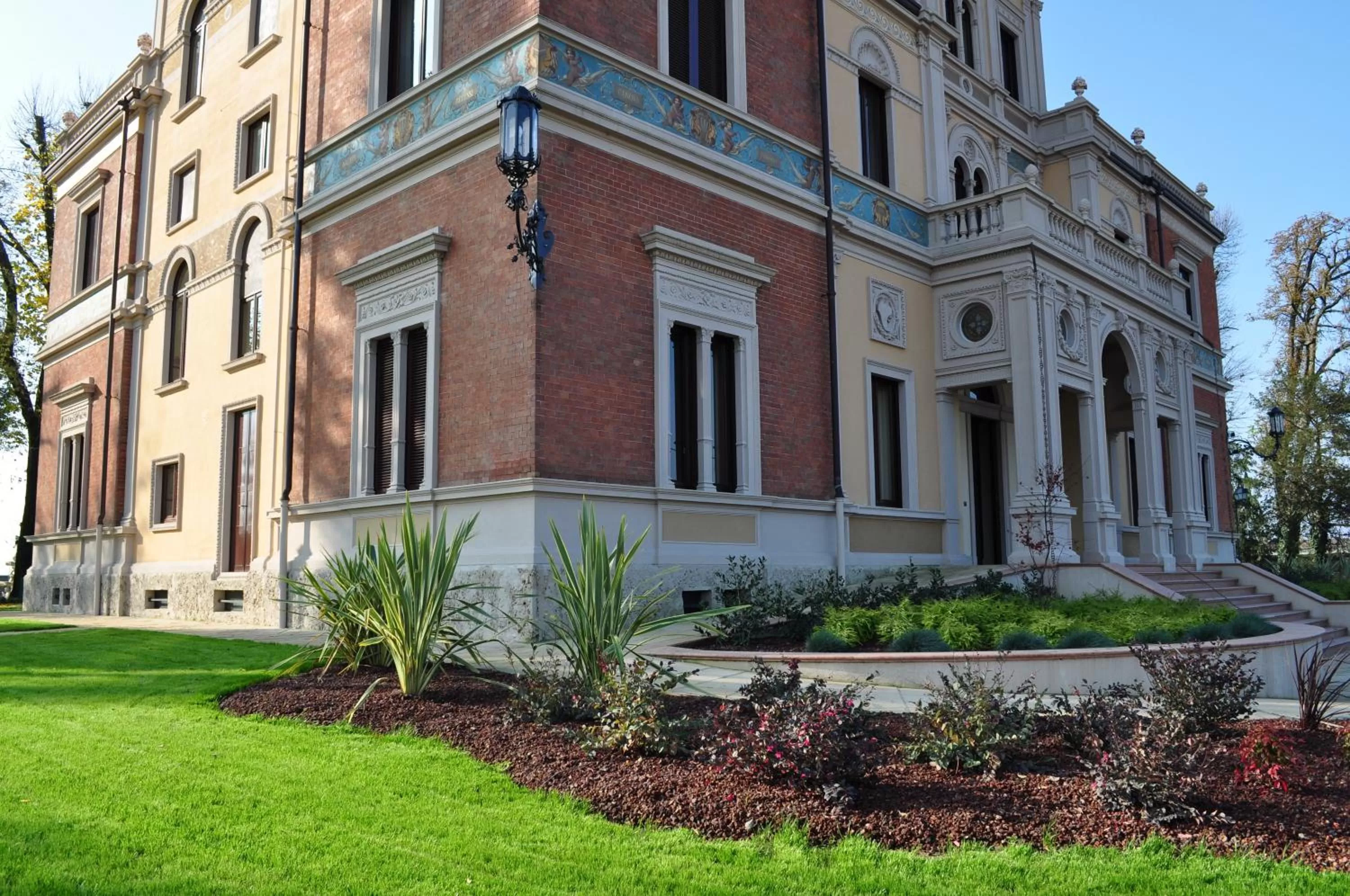 Facade/entrance in Hotel Villa Borghesi