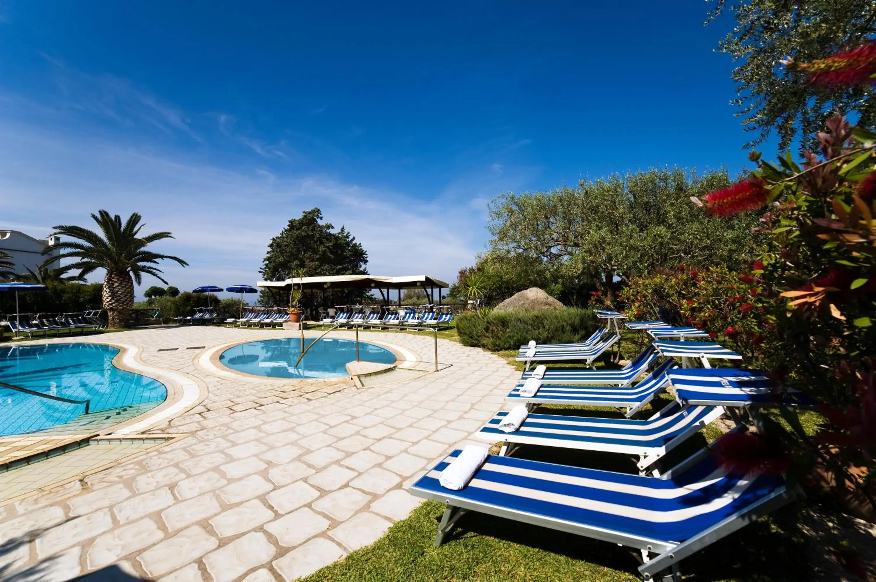 Facade/entrance, Swimming Pool in Hotel Ideal