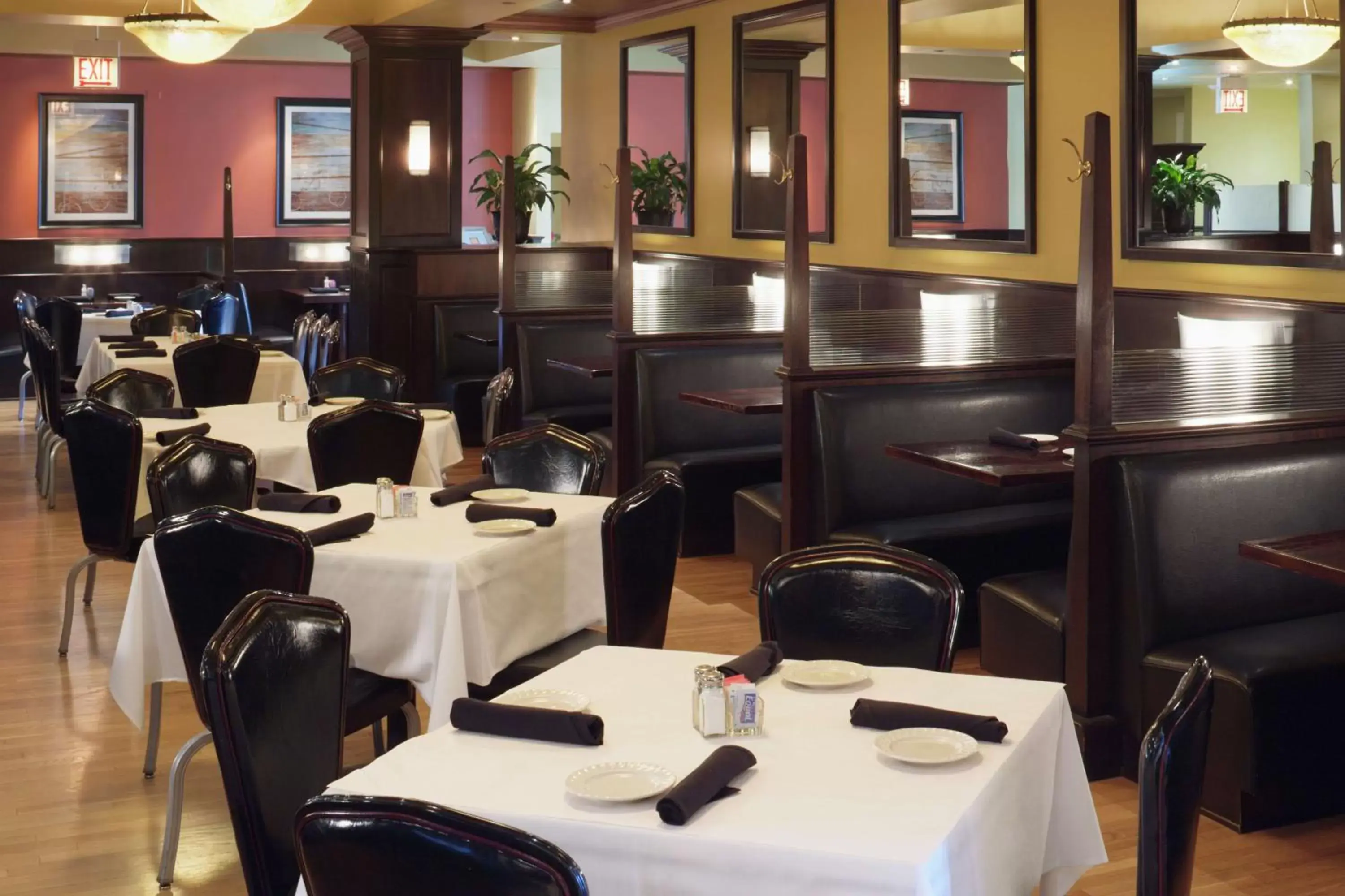 Dining area, Restaurant/Places to Eat in DoubleTree by Hilton Hotel and Conference Center Chicago North Shore