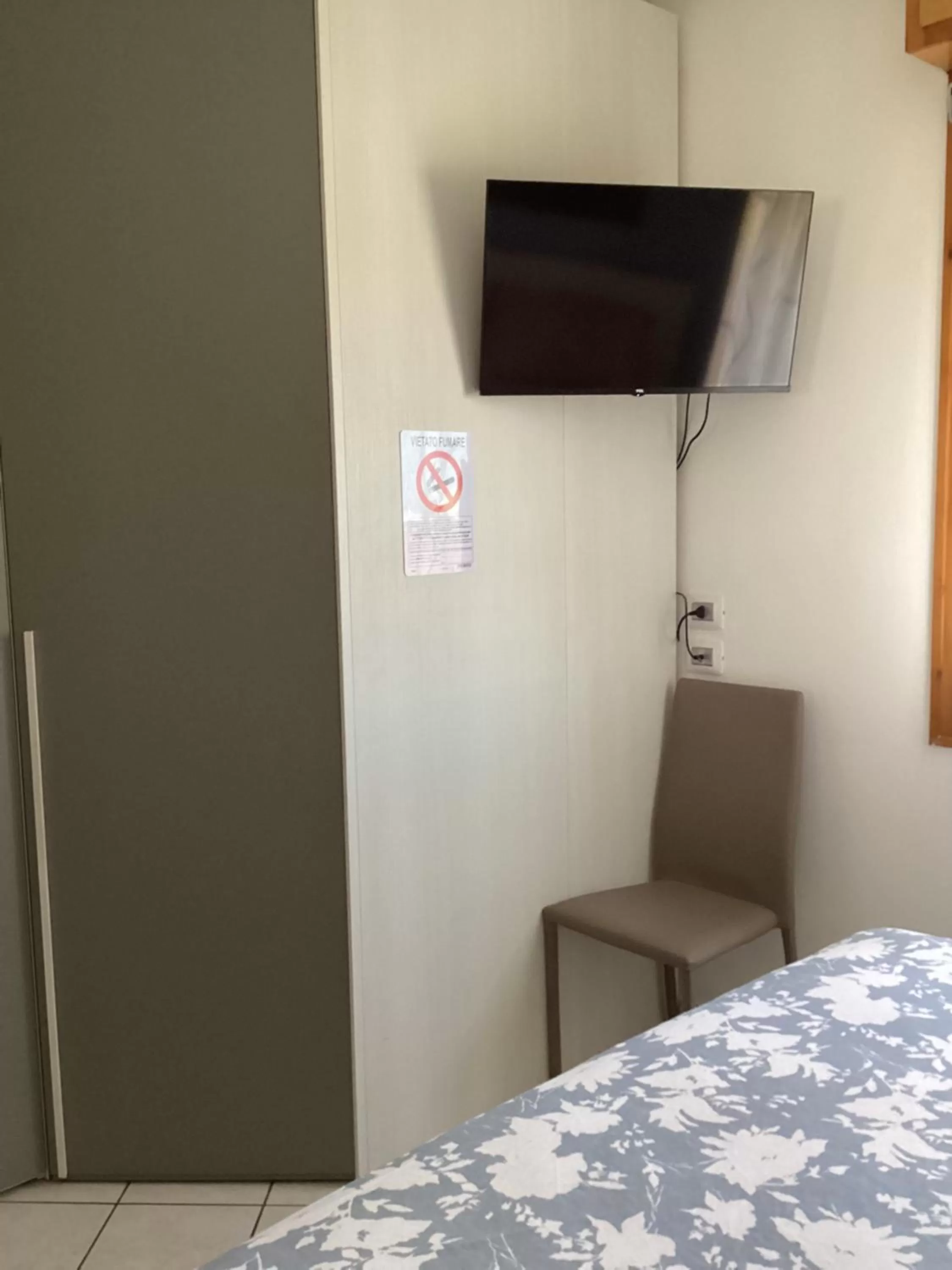 TV/Entertainment Center in Bed and Breakfast da Giuseppe, Camere vicino stabilimento Ferrari