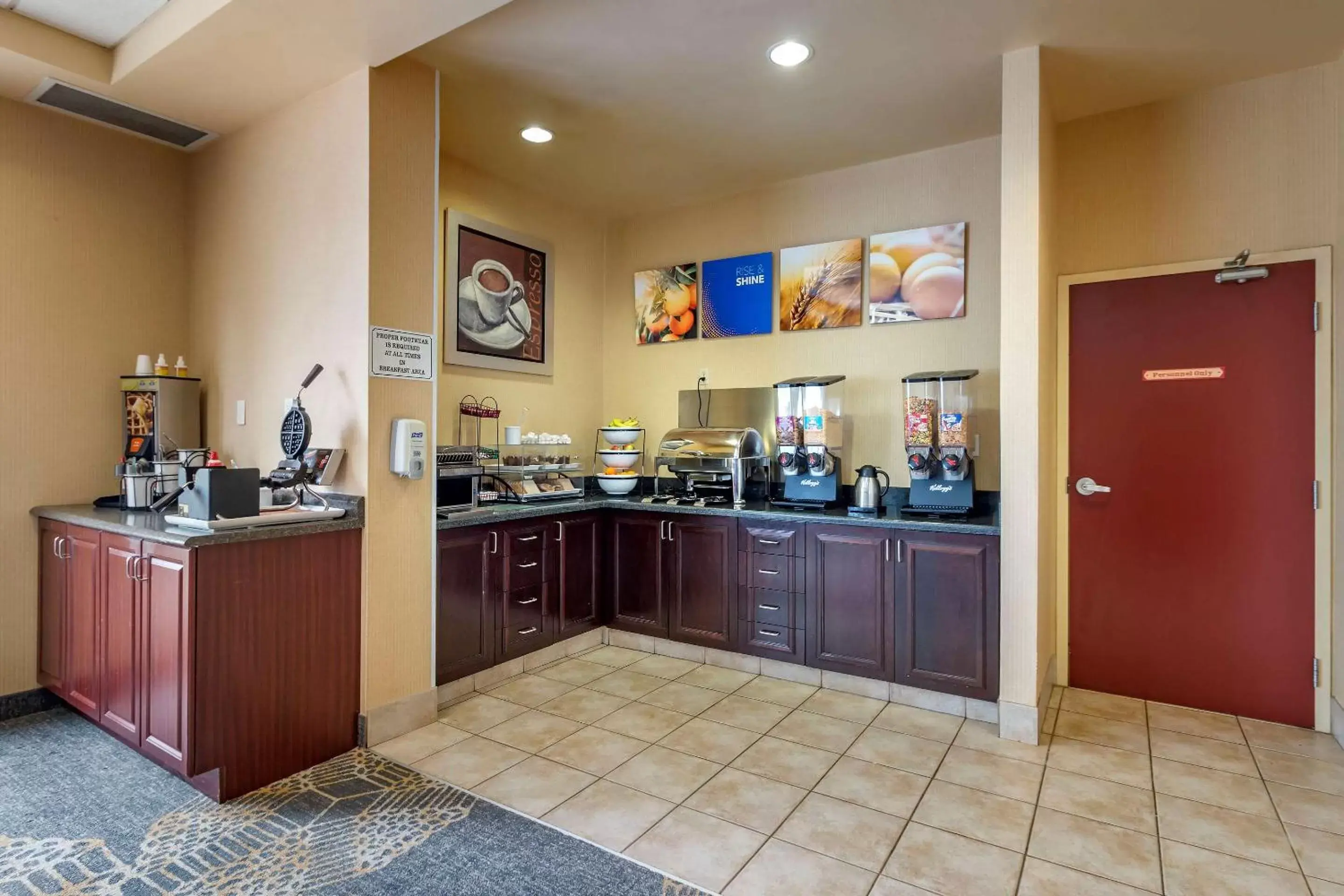 Breakfast, Kitchen/Kitchenette in Comfort Inn Sturgeon Falls