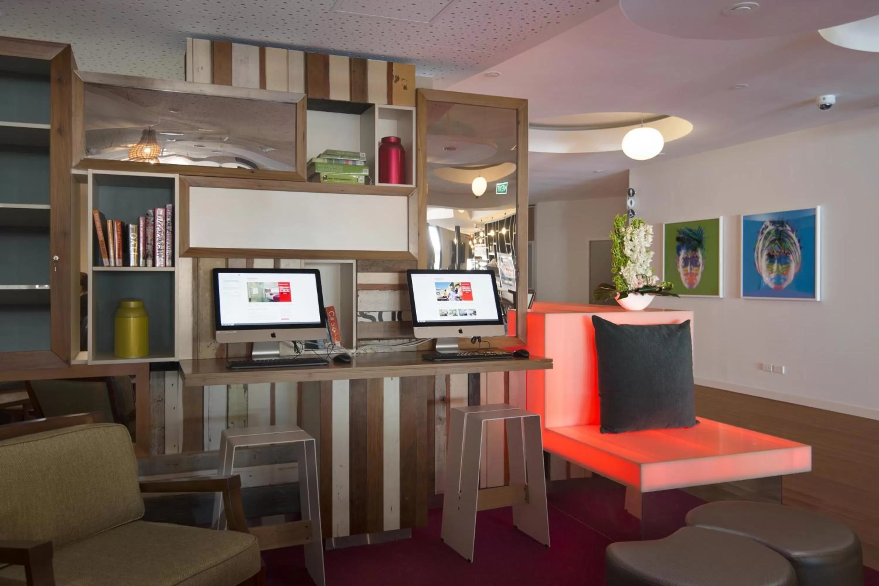 Communal lounge/ TV room in BreakFree on Cashel, an Accor Hotel