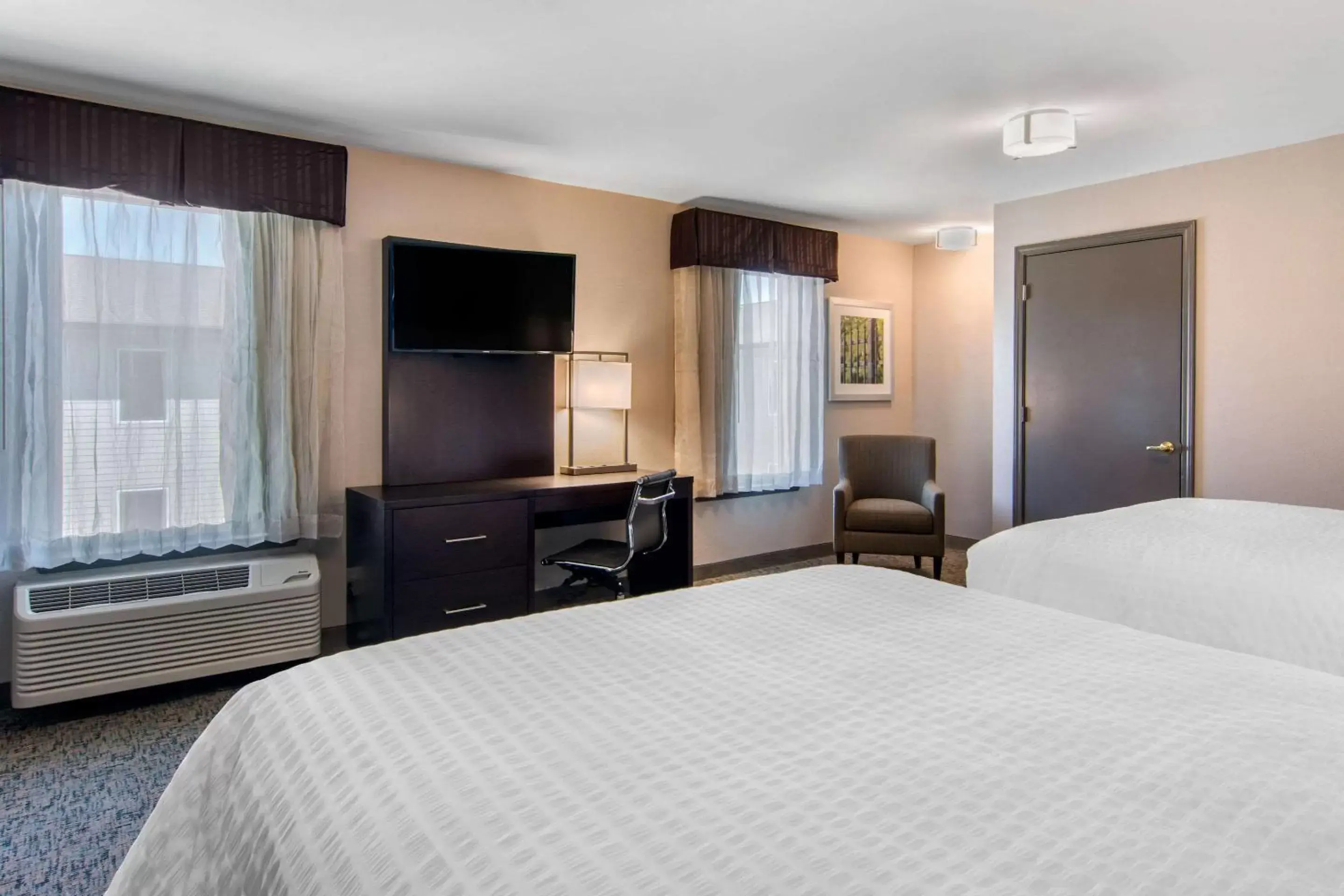 Photo of the whole room, Bed in Clarion Inn & Suites Atlanta Downtown