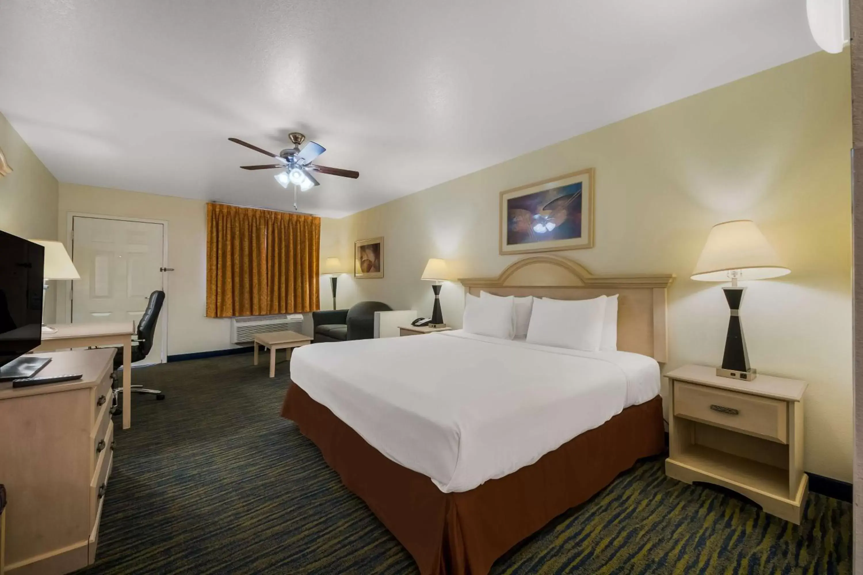 Bedroom, Bed in SureStay Hotel by Best Western Falfurrias