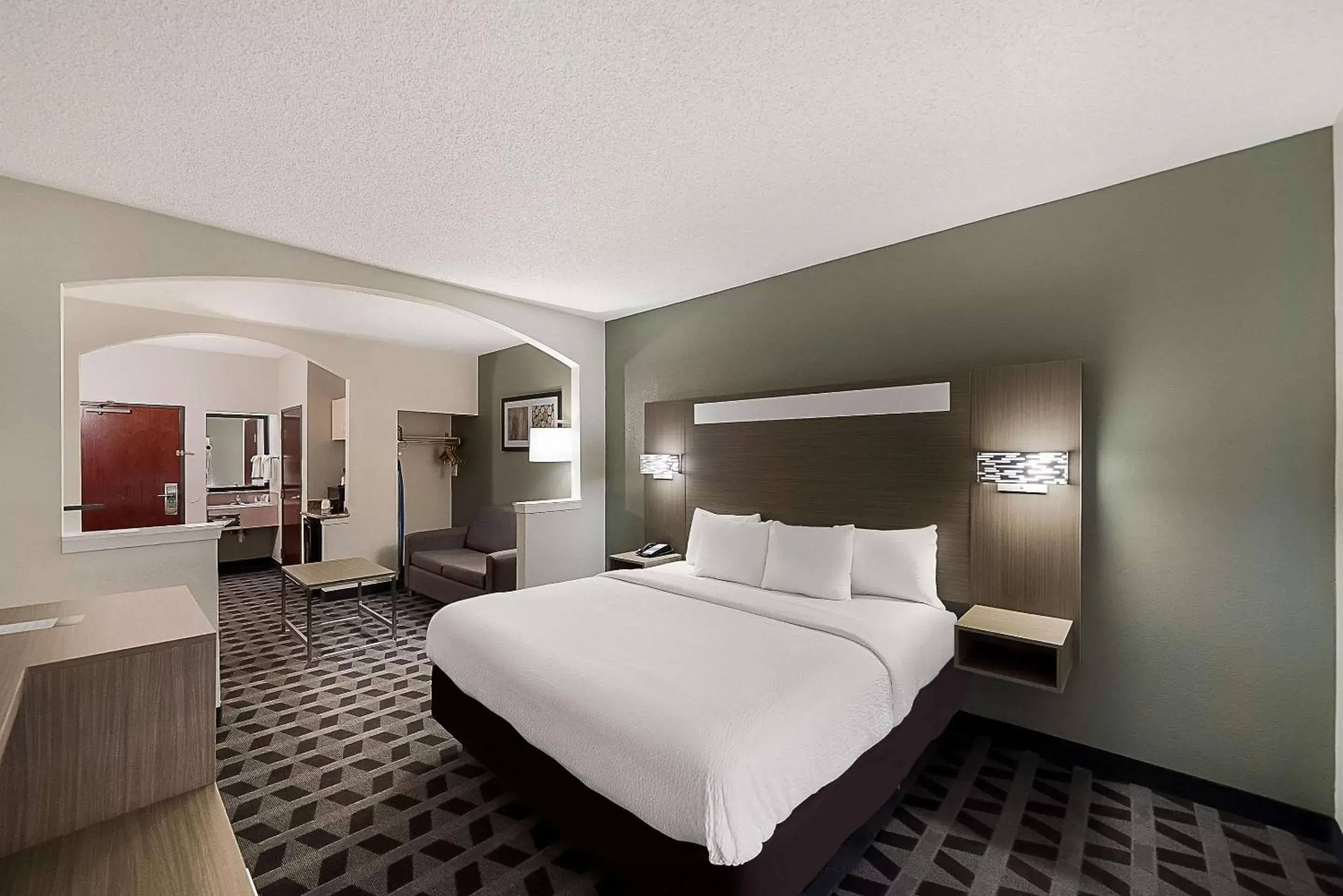 Bedroom, Bed in Quality Inn & Suites DFW Airport South