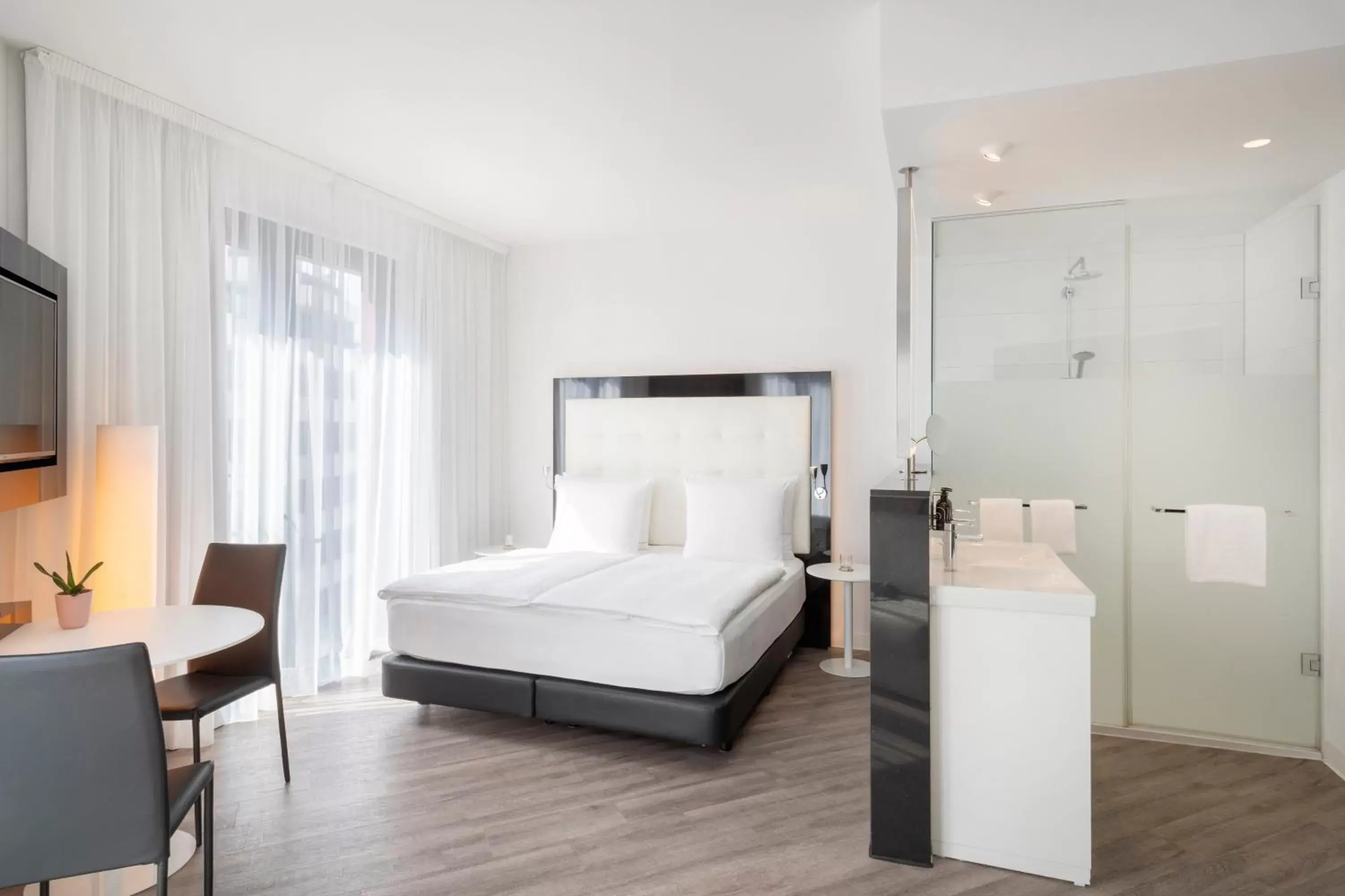 Photo of the whole room, Bed in INNSiDE by Meliá Frankfurt Ostend