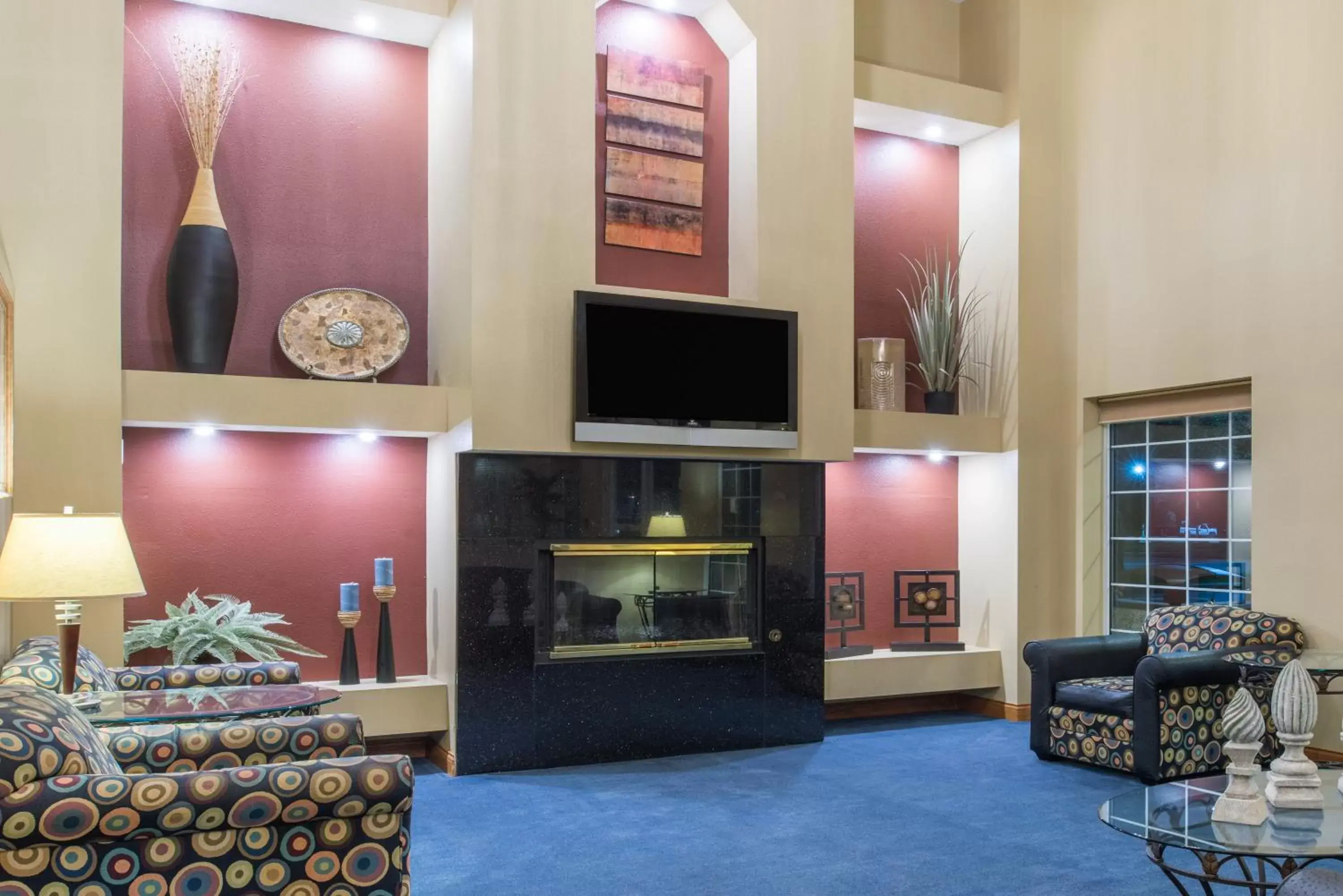 Communal lounge/ TV room, TV/Entertainment Center in Ramada by Wyndham Springfield North