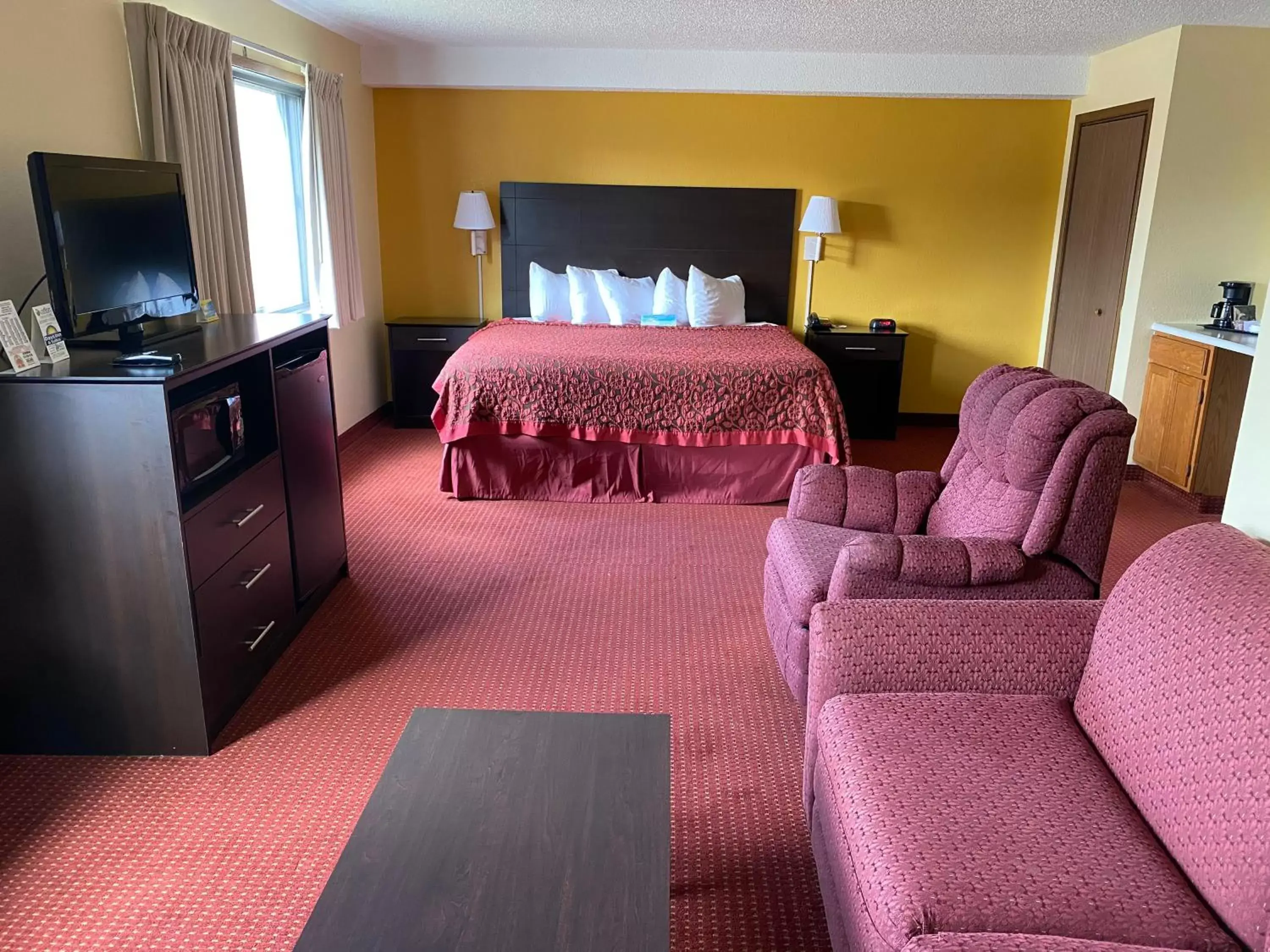 Bed in Days Inn & Suites by Wyndham Des Moines Airport