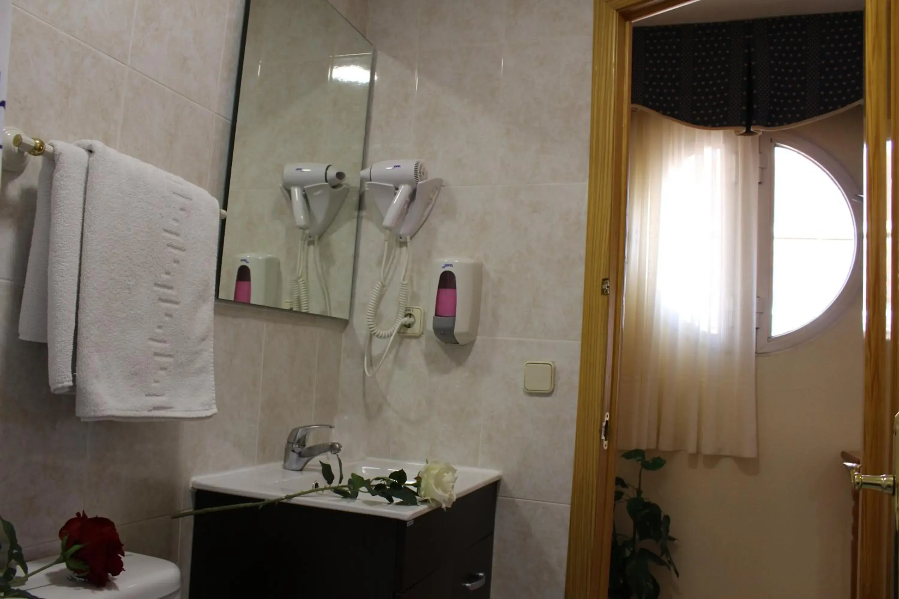 Bathroom, Kitchen/Kitchenette in Hotel Cuatro Caños