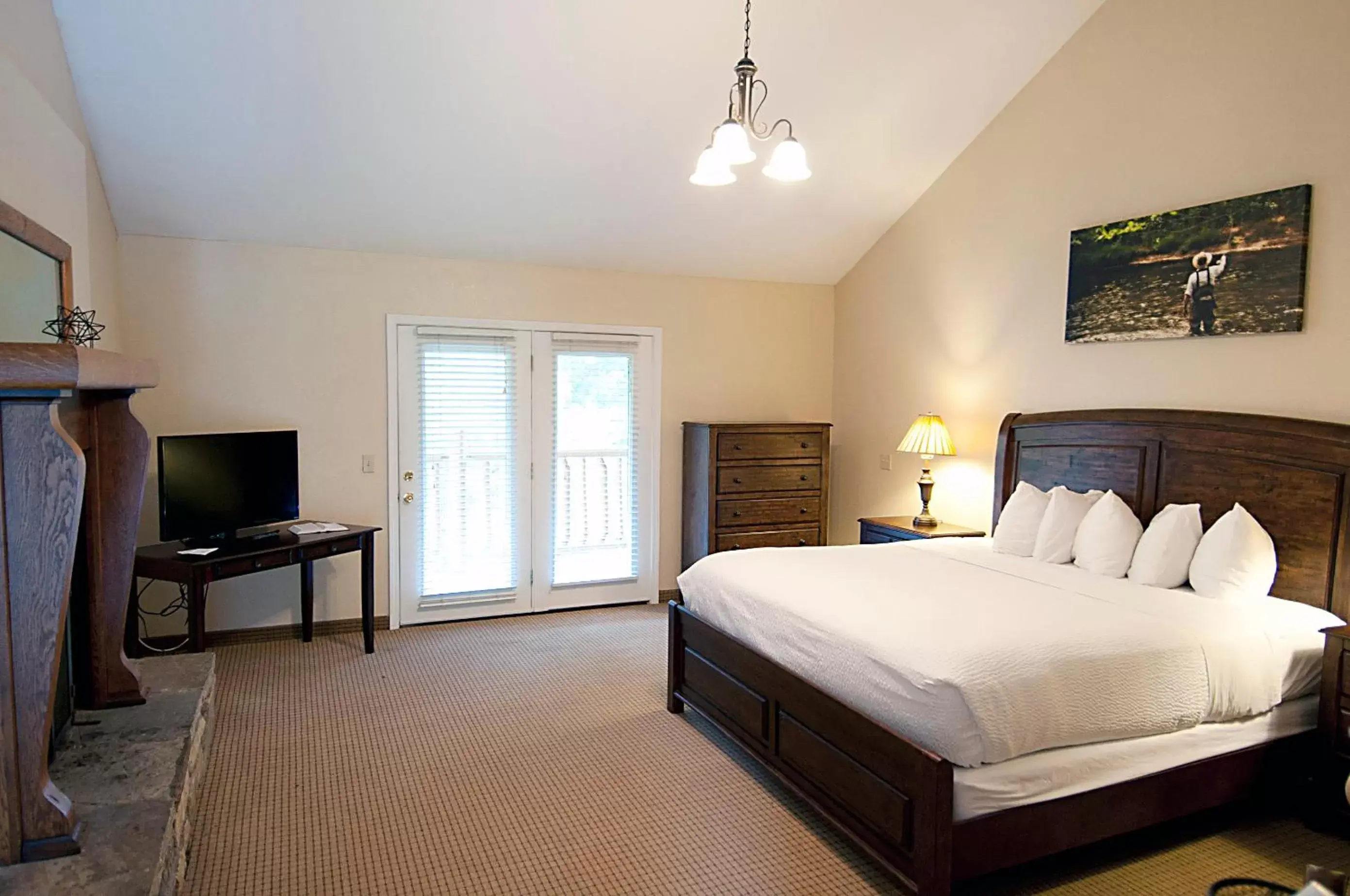 Bed in Tremont Lodge & Resort