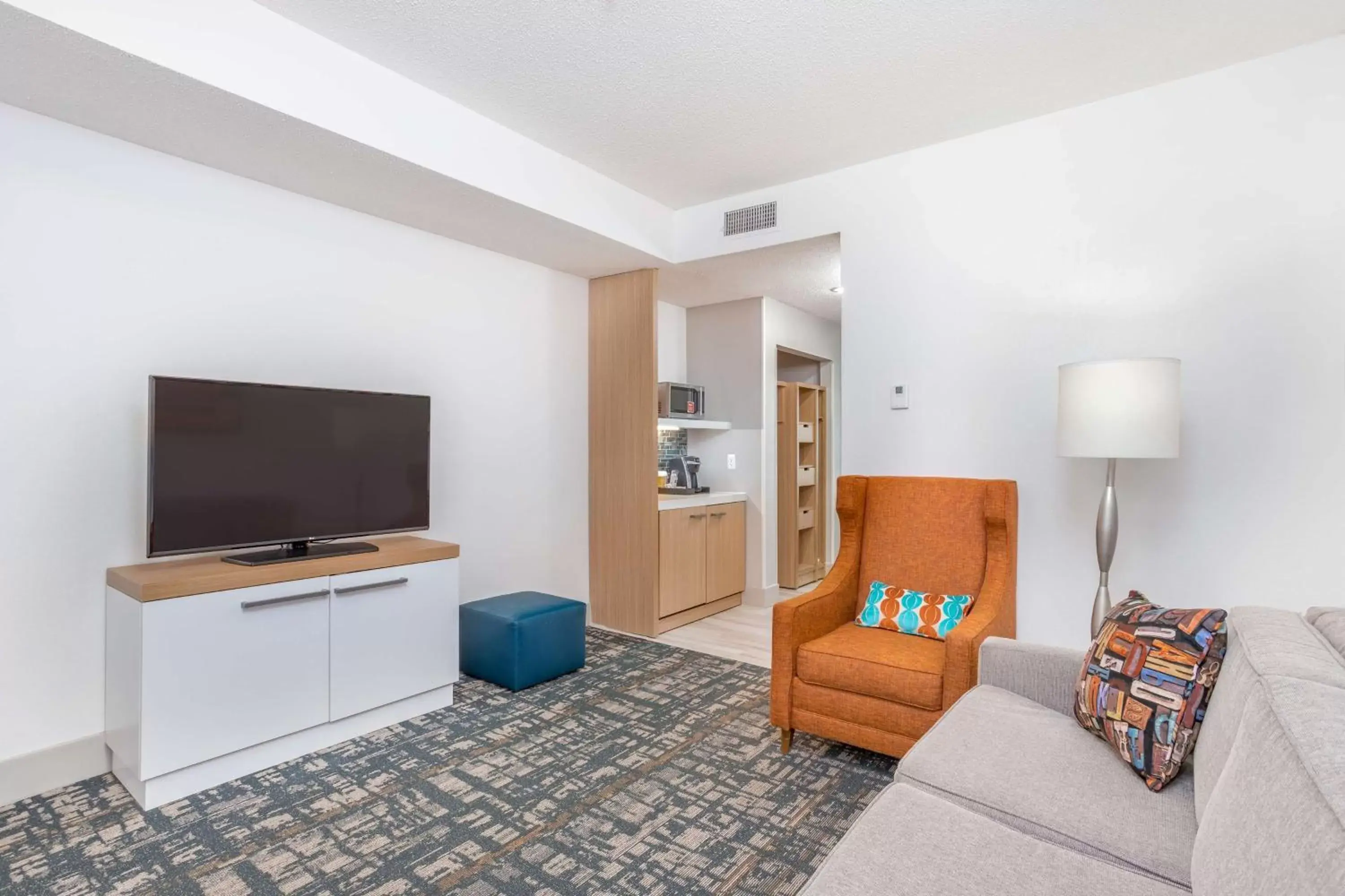 Living room, TV/Entertainment Center in Hilton Garden Inn Cincinnati/Sharonville