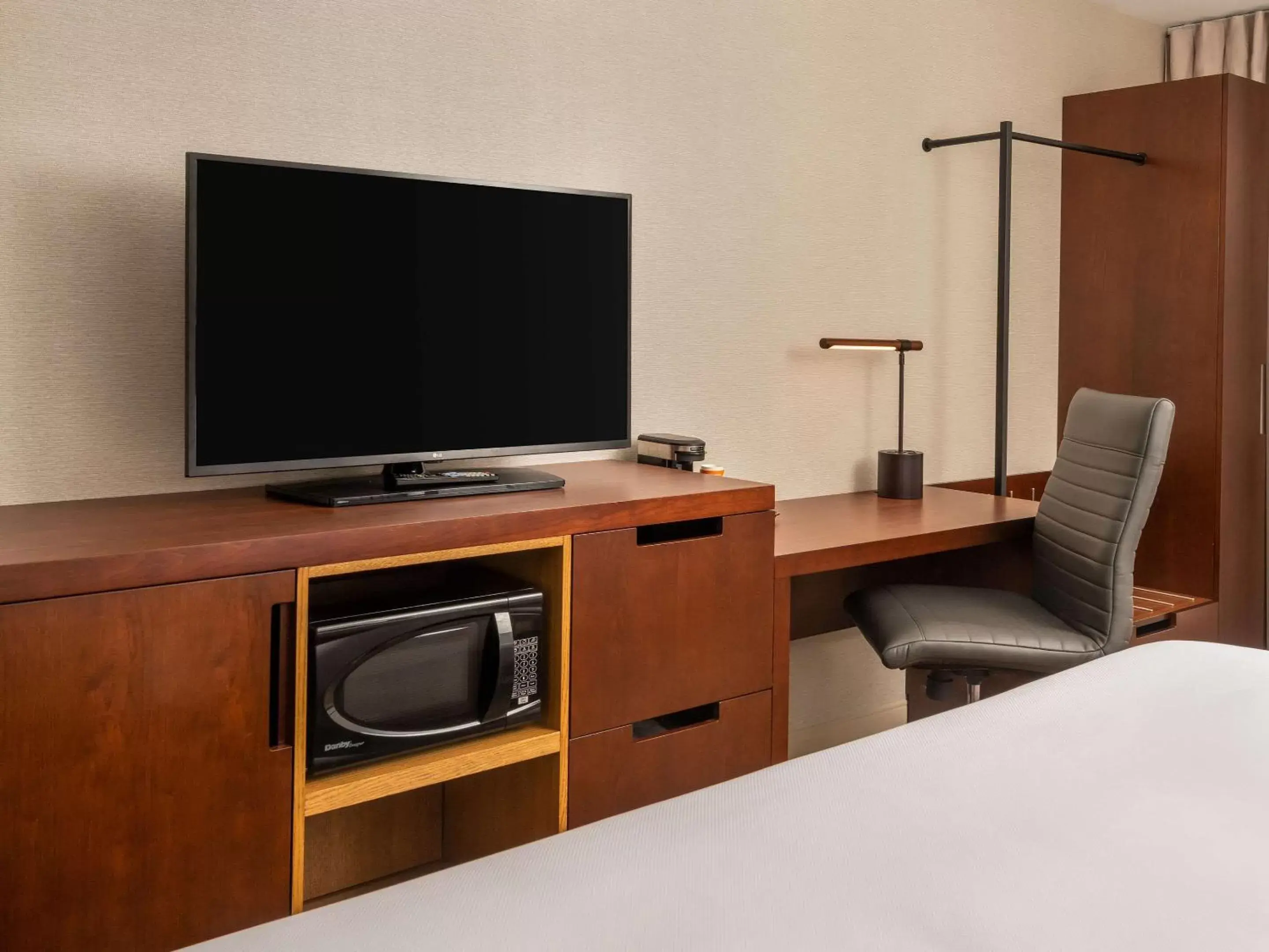 Bedroom, TV/Entertainment Center in Comfort Inn Ottawa West- Kanata