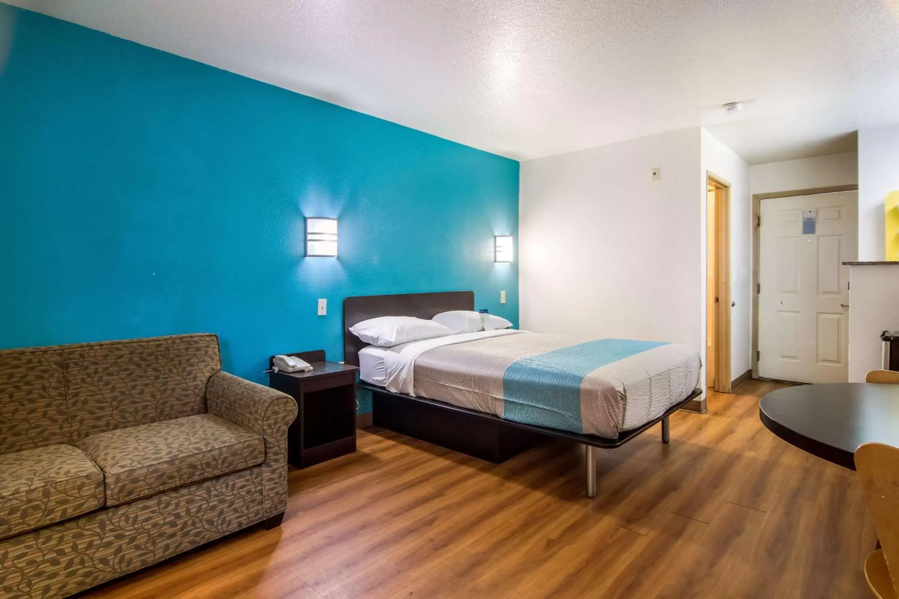 Queen Suite - single occupancy - Non-Smoking in Motel 6 Portland Mall - 205 Queen Suite - single occupancy - Non-Smoking in Motel 6 Portland Mall - 205