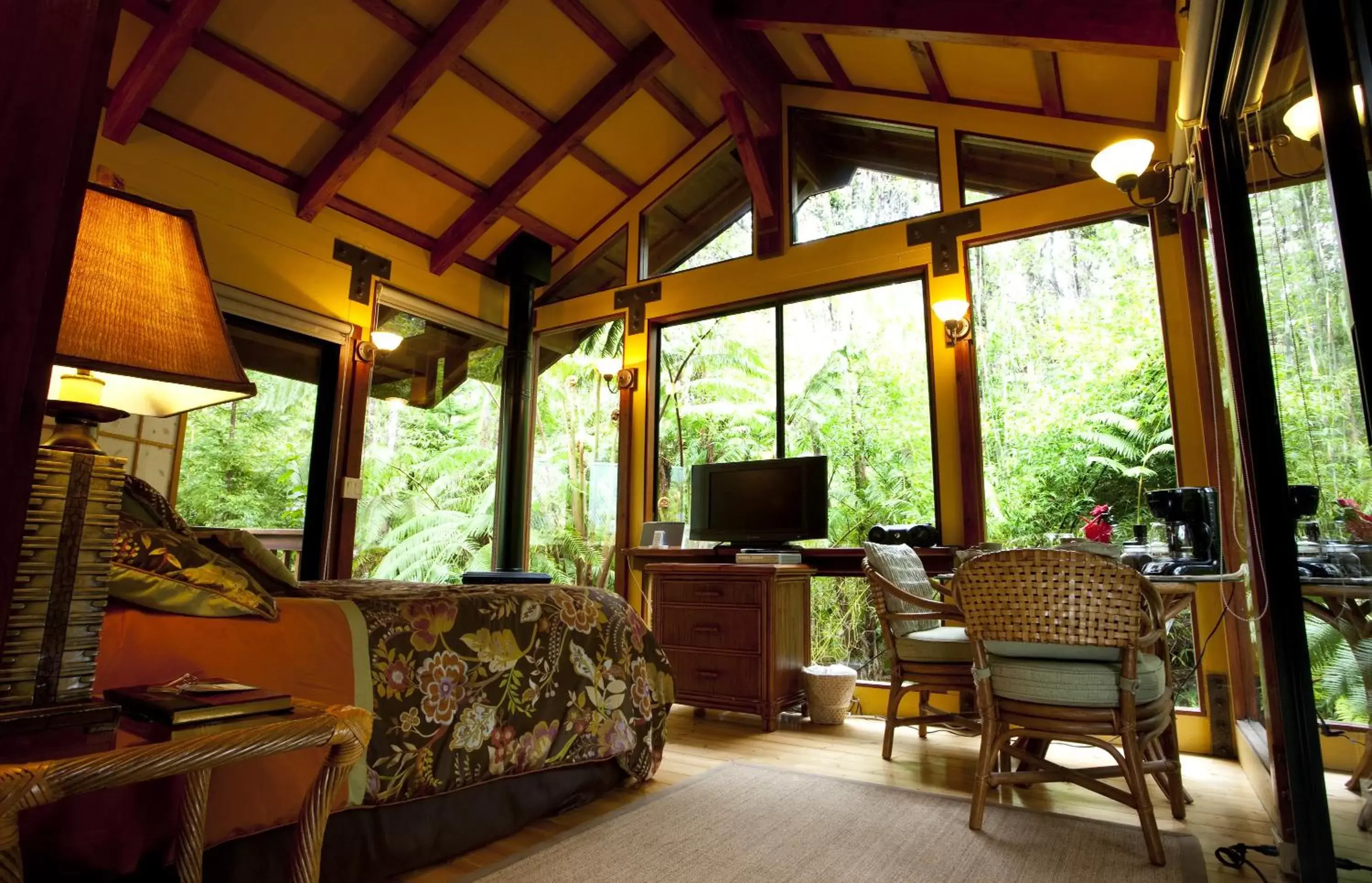 Bedroom, Seating Area in Volcano Village Lodge
