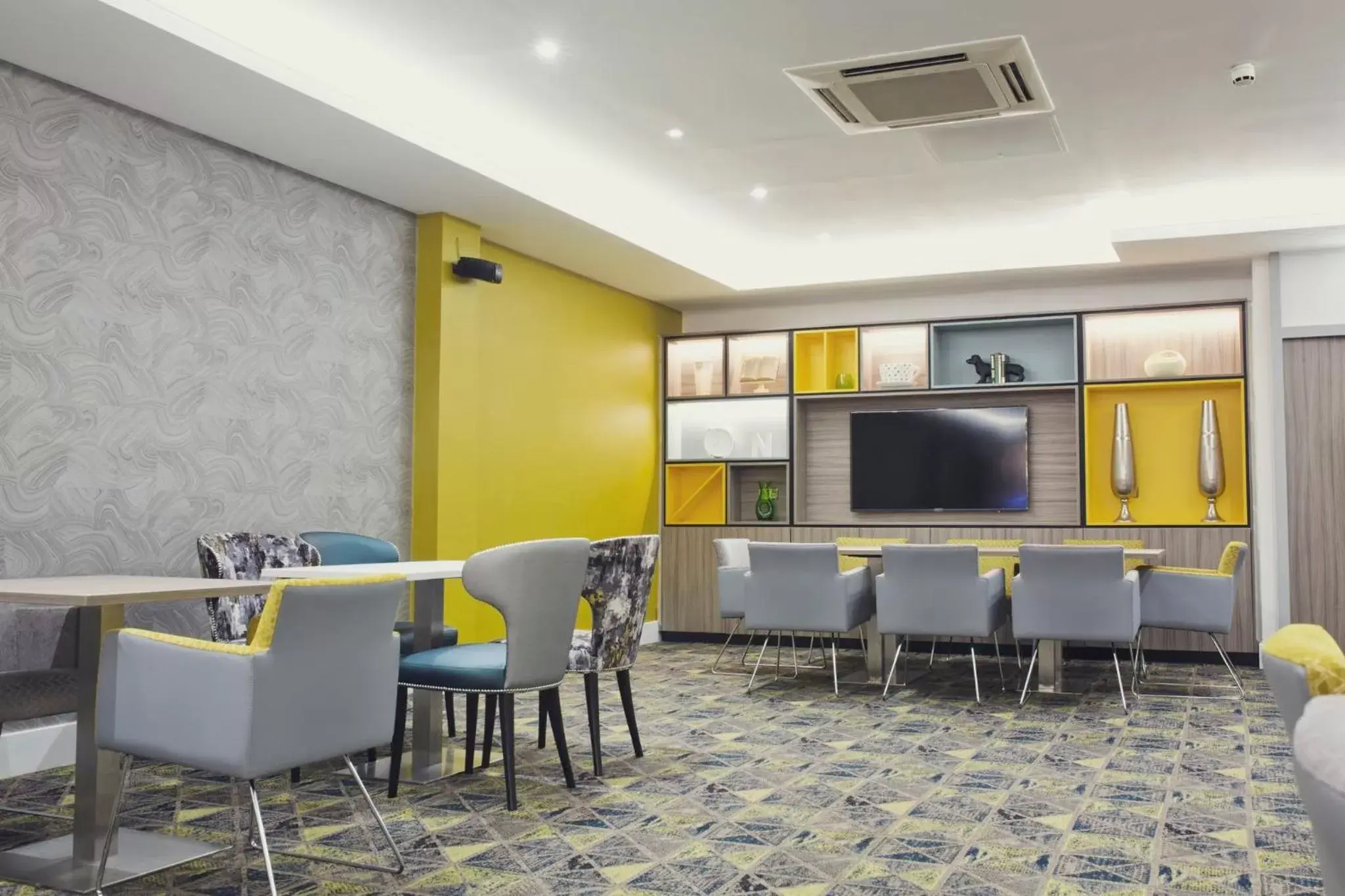 Property building, TV/Entertainment Center in Holiday Inn Newcastle Gosforth Park, an IHG Hotel